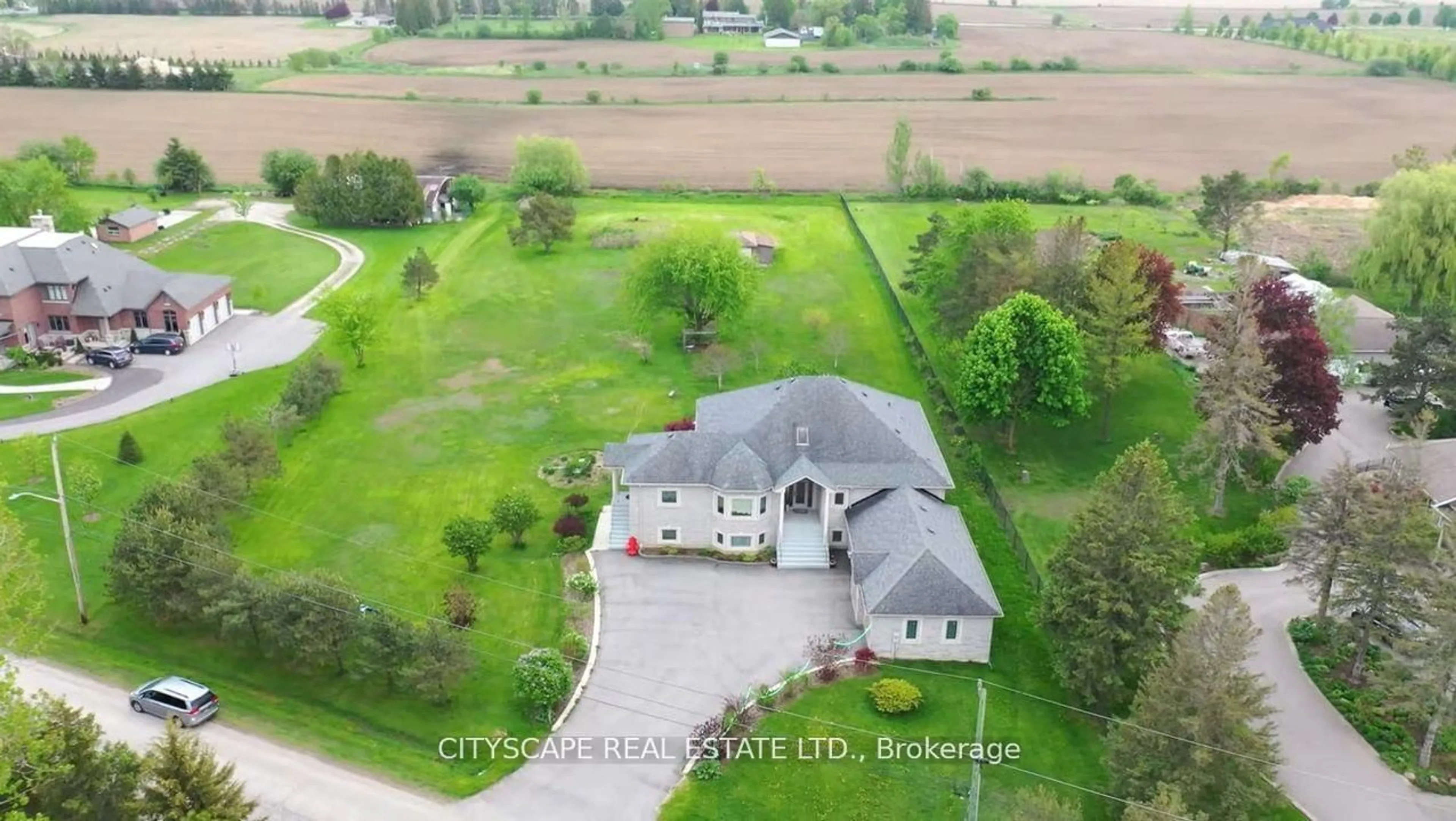 A pic from outside/outdoor area/front of a property/back of a property/a pic from drone, unknown for 41 Diana Dr, King Ontario L0G 1N0