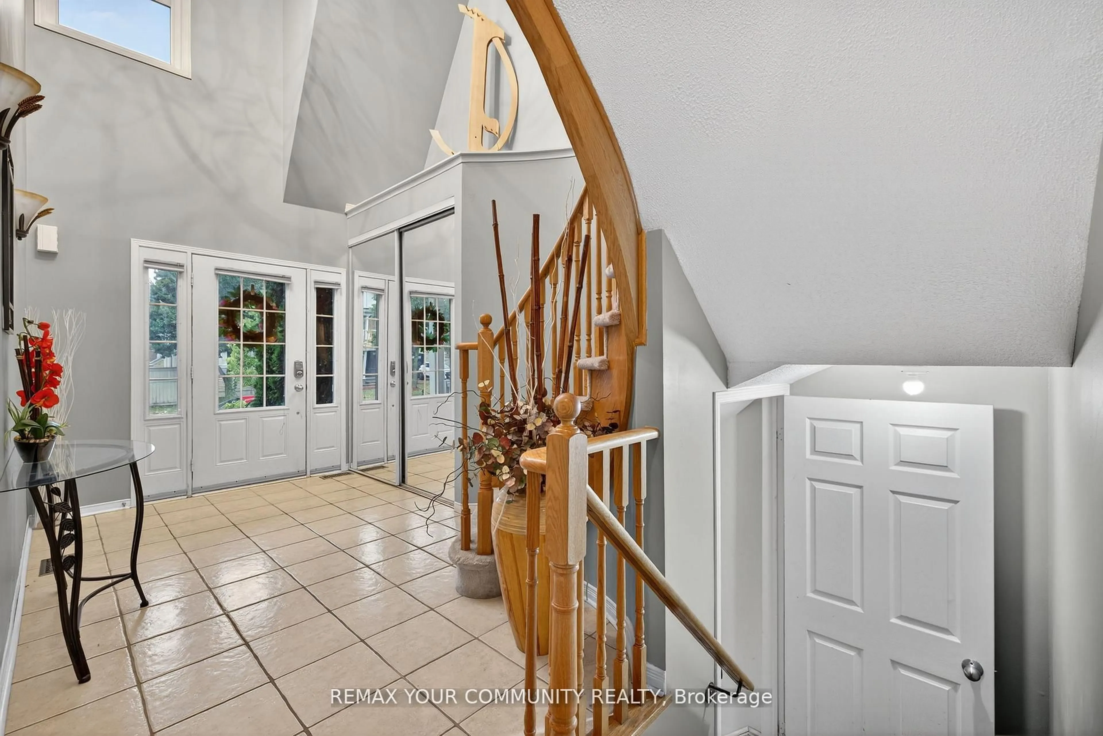 Indoor entryway for 5 Booth St, Bradford West Gwillimbury Ontario L3Z 0A3