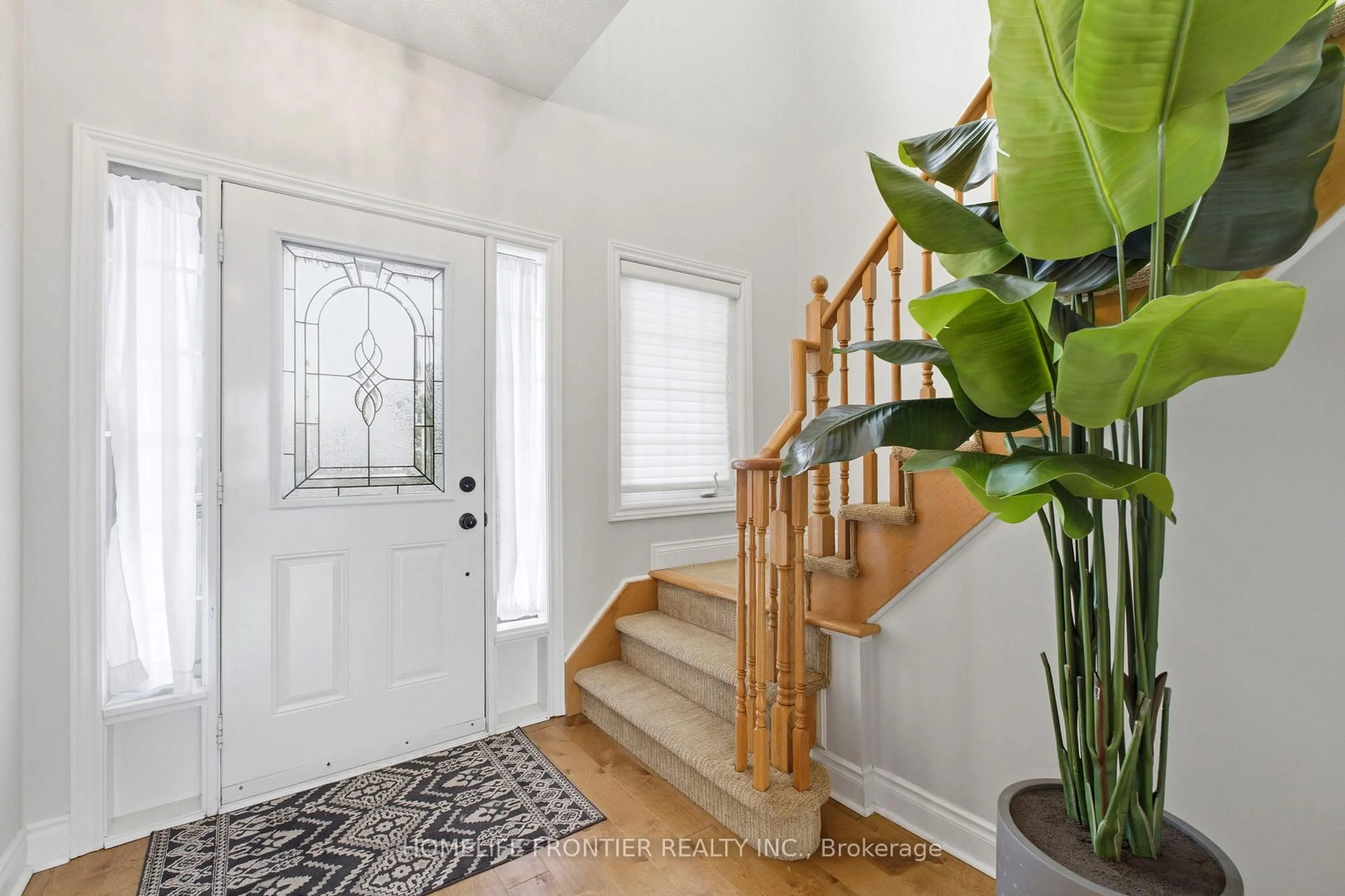Indoor entryway for 25 Shetland Dr, Georgina Ontario L4P 0A3