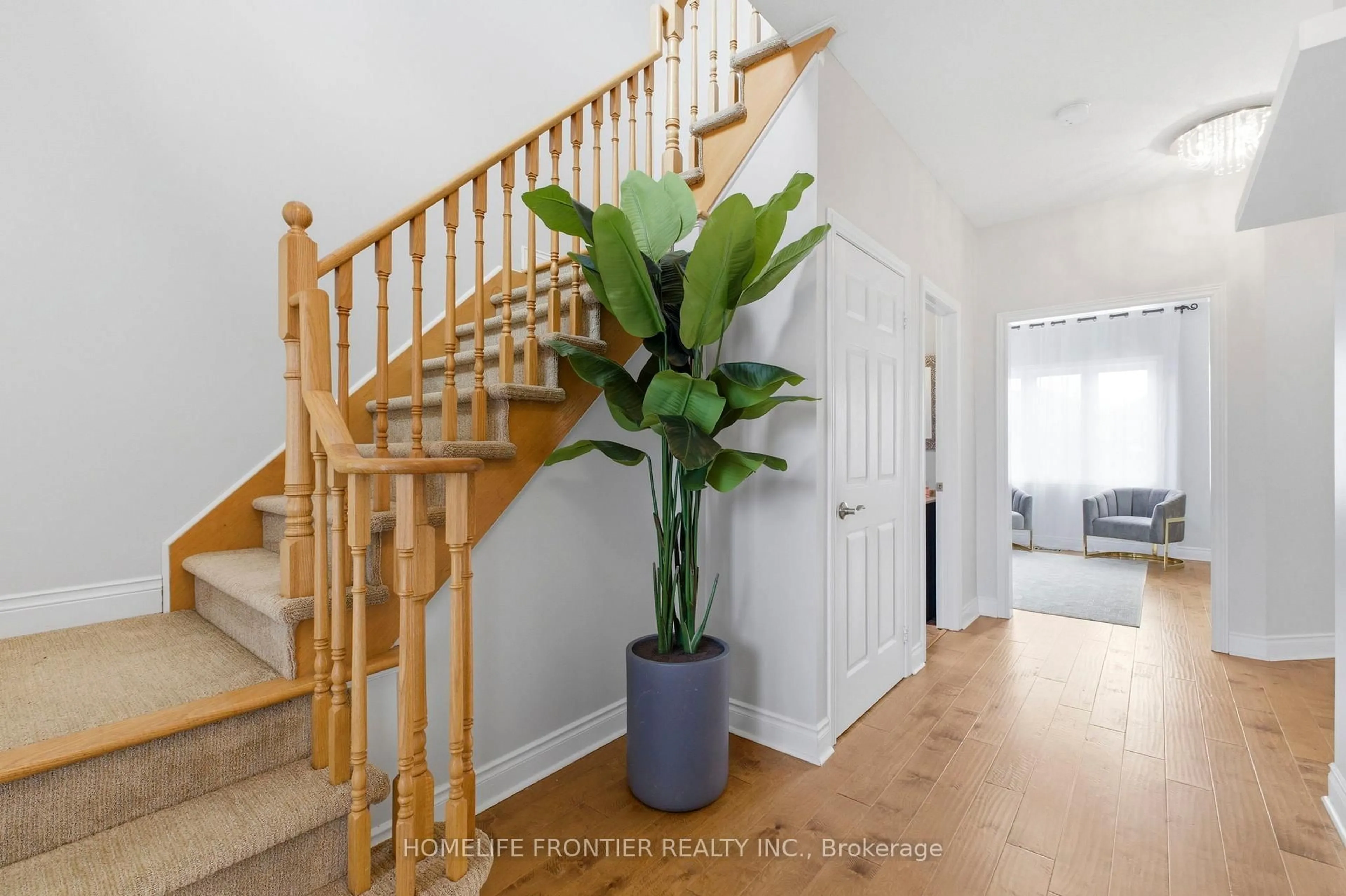 Indoor foyer for 25 Shetland Dr, Georgina Ontario L4P 0A3