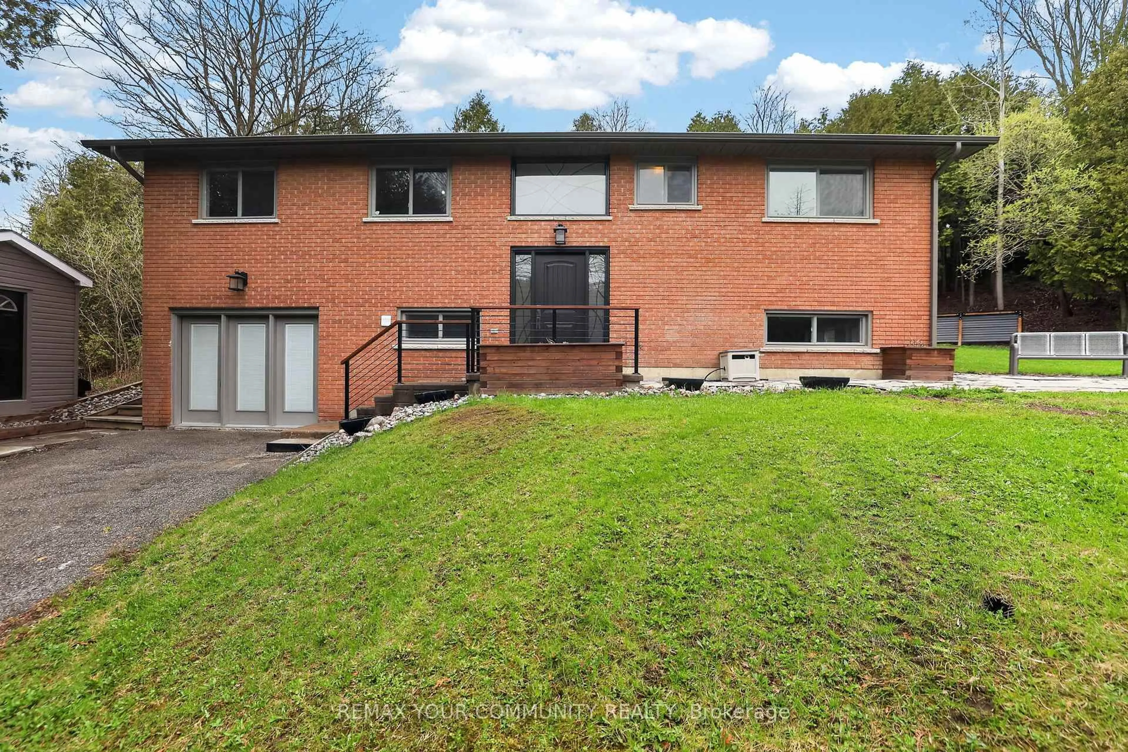 Home with brick exterior material, unknown for 2388 Line 10, Bradford West Gwillimbury Ontario L3Z 3L2