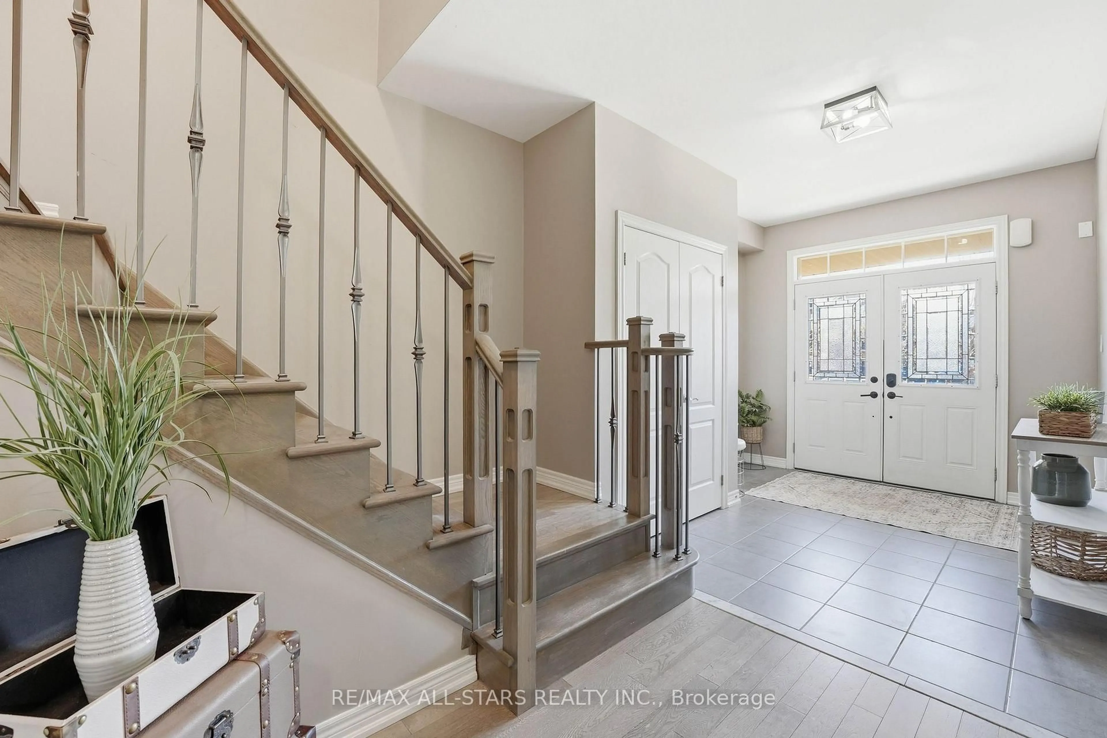 Indoor entryway for 71 Scotia Rd, Georgina Ontario L0E 1R0