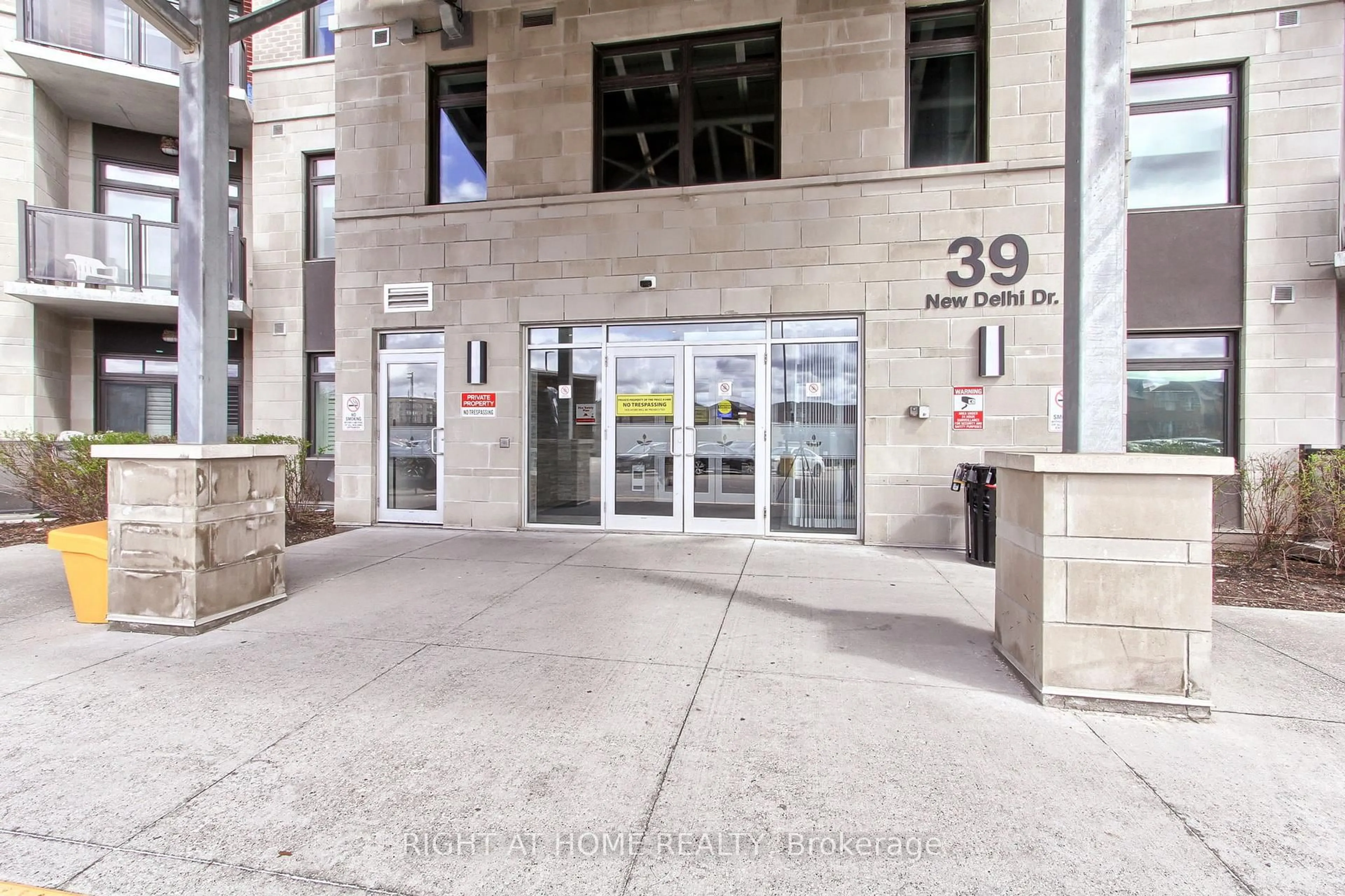 Indoor foyer for 39 New Delhi Dr #422, Markham Ontario L3S 0E1