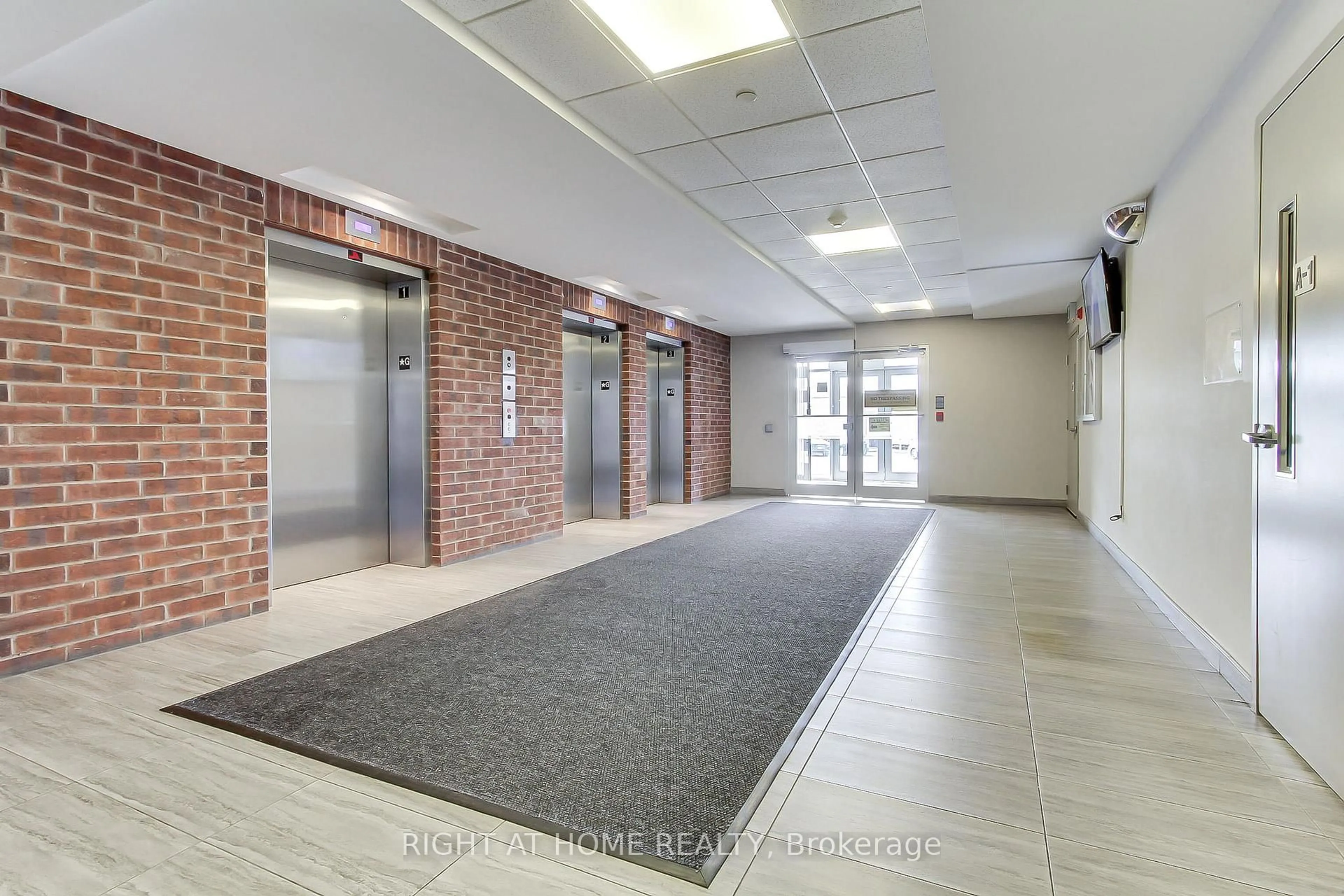Indoor foyer for 39 New Delhi Dr #422, Markham Ontario L3S 0E1