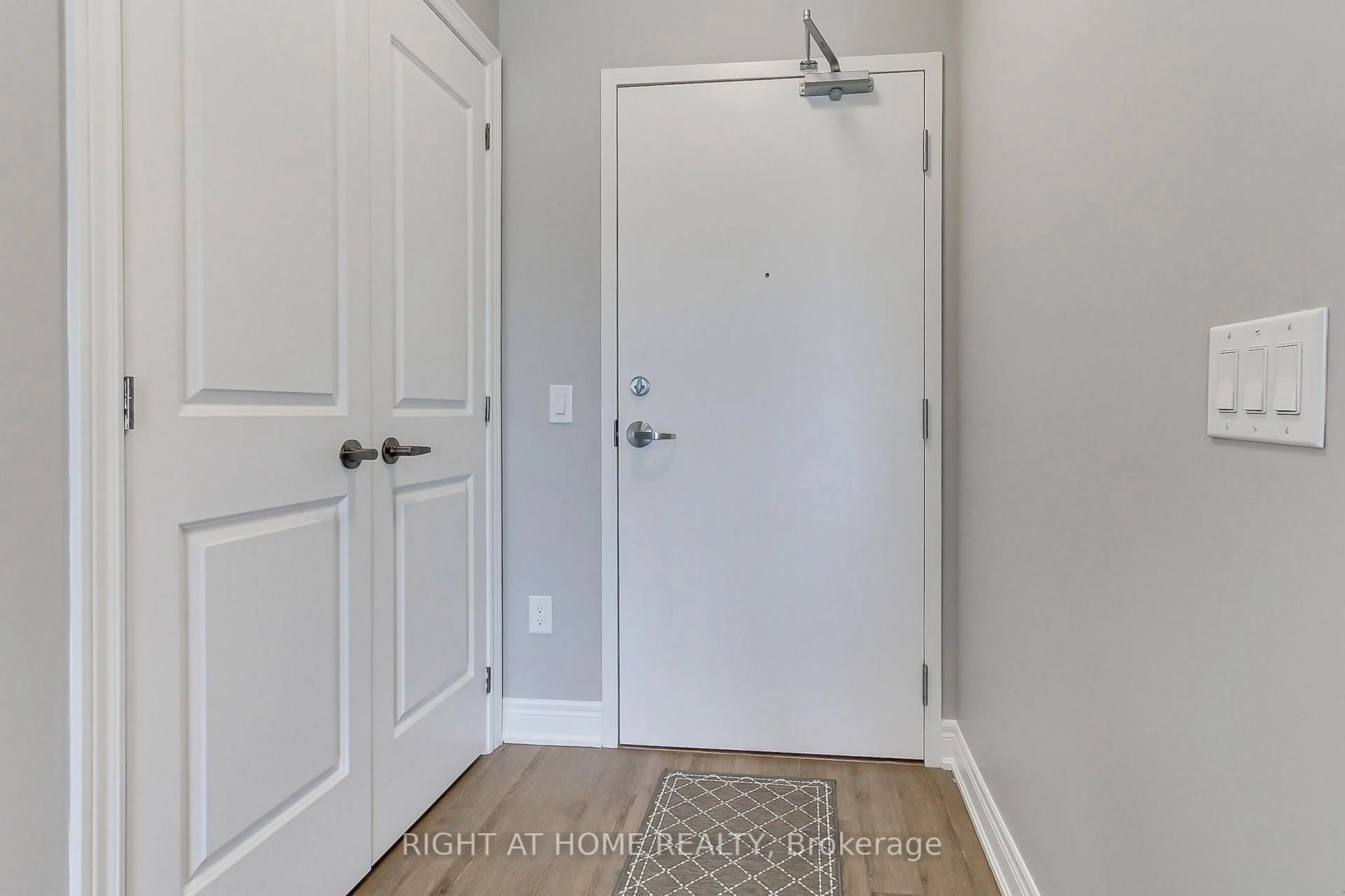 Indoor entryway for 39 New Delhi Dr #422, Markham Ontario L3S 0E1
