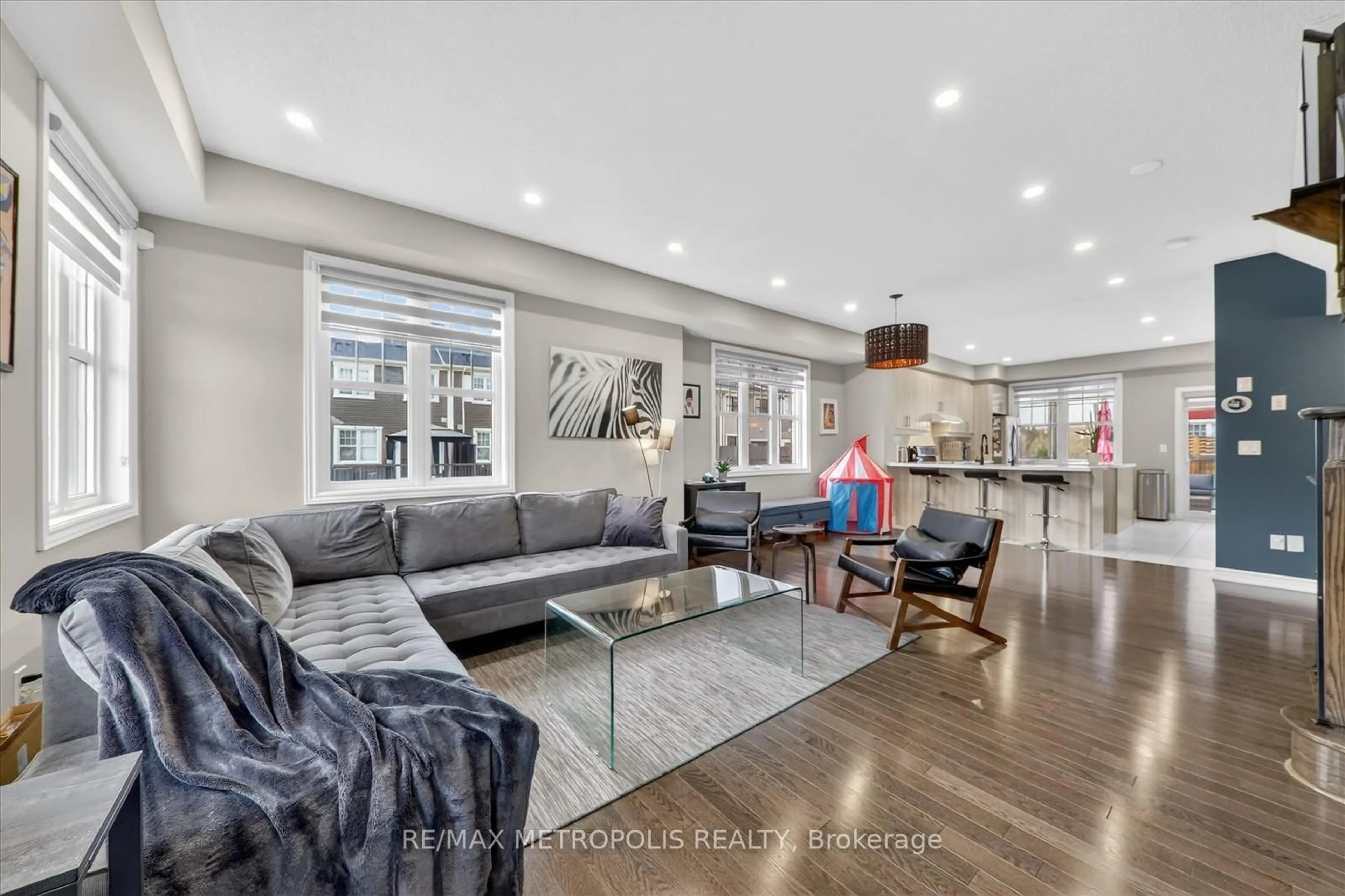 Living room with furniture, unknown for 1 Boadway Cres, Whitchurch-Stouffville Ontario L4A 1X9