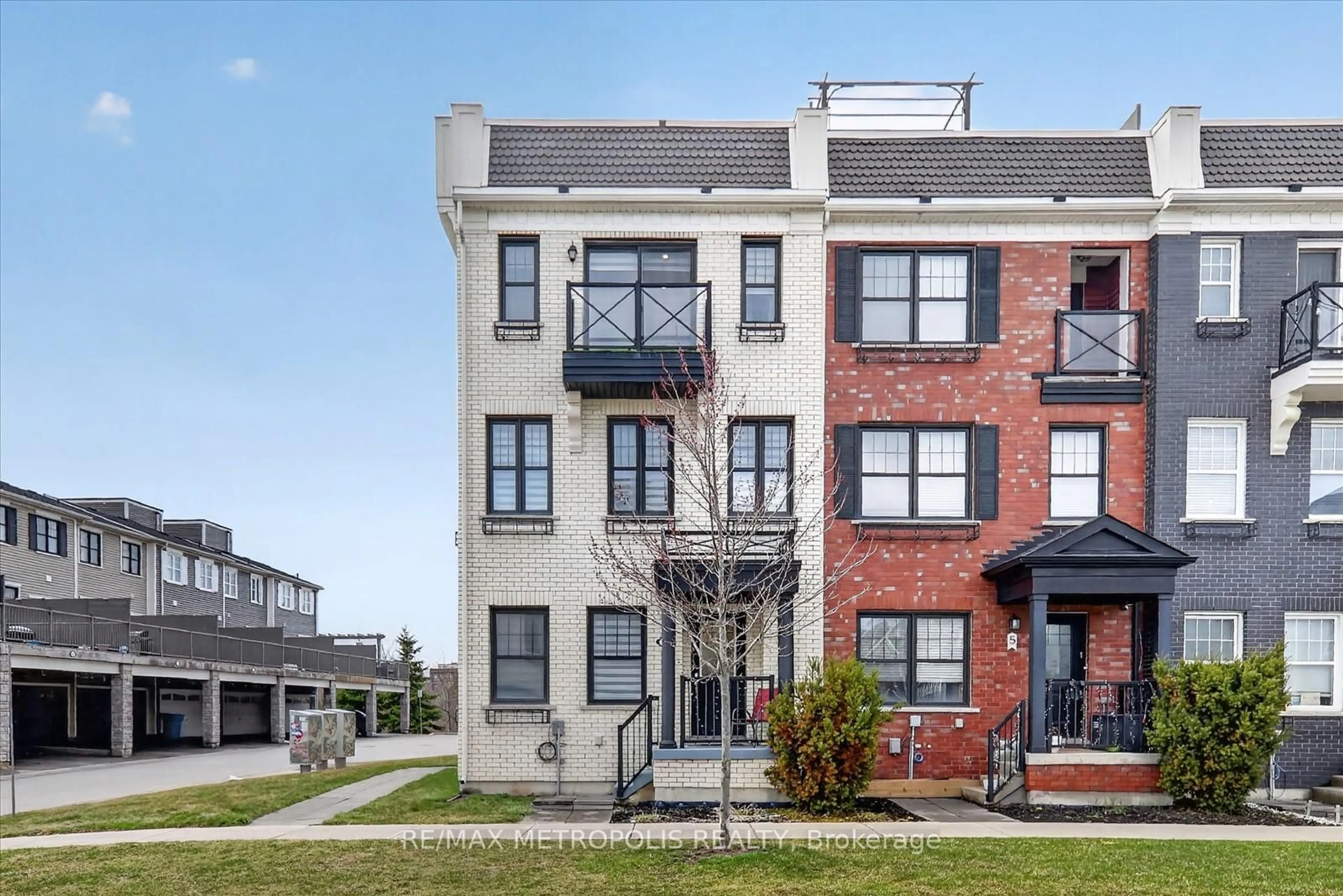 Home with brick exterior material, street for 1 Boadway Cres, Whitchurch-Stouffville Ontario L4A 1X9