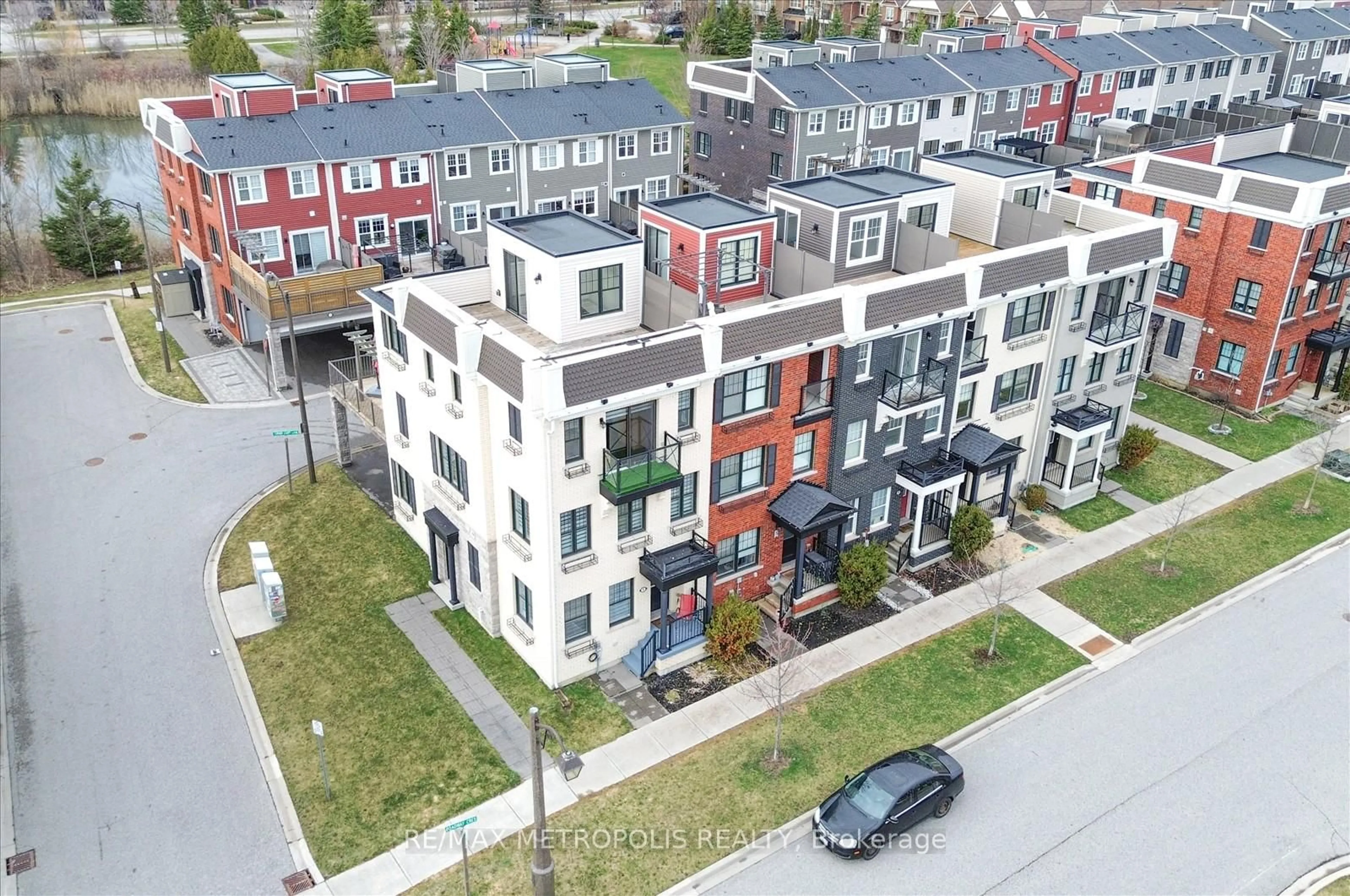 A pic from outside/outdoor area/front of a property/back of a property/a pic from drone, street for 1 Boadway Cres, Whitchurch-Stouffville Ontario L4A 1X9