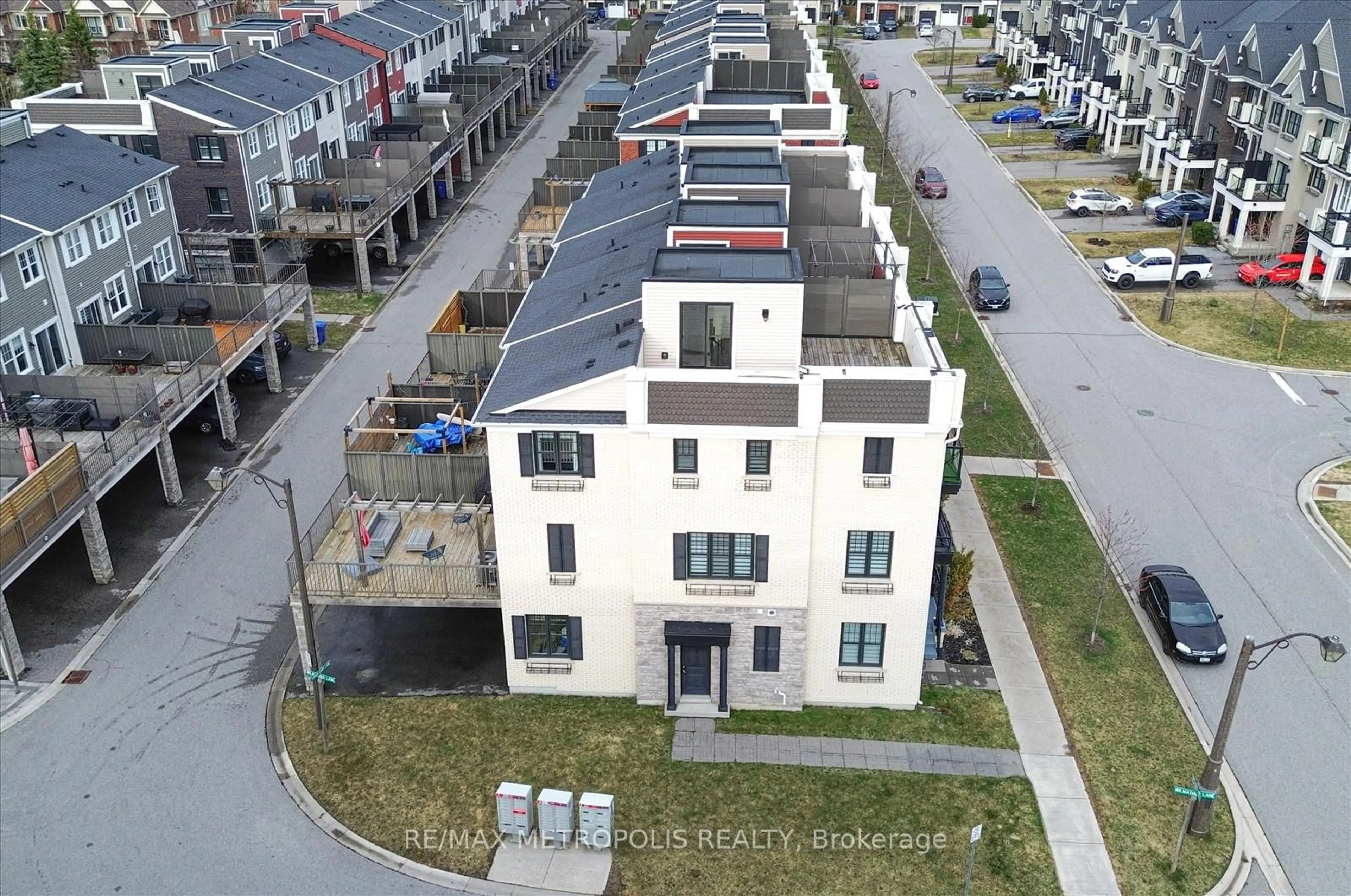 A pic from outside/outdoor area/front of a property/back of a property/a pic from drone, unknown for 1 Boadway Cres, Whitchurch-Stouffville Ontario L4A 1X9