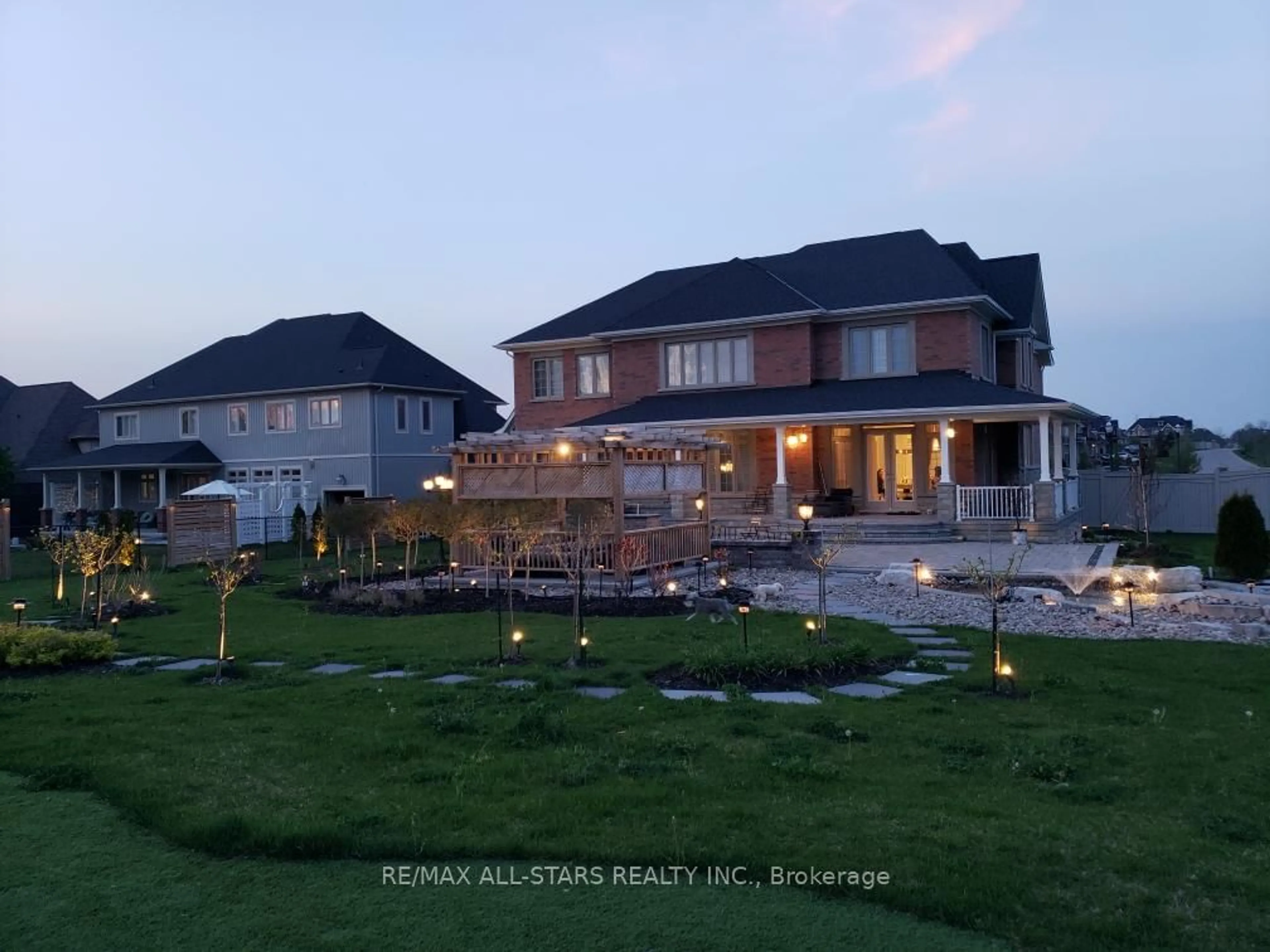 A pic from outside/outdoor area/front of a property/back of a property/a pic from drone, mountain view for 37 Country Club Cres #37, Uxbridge Ontario L9P 0B8