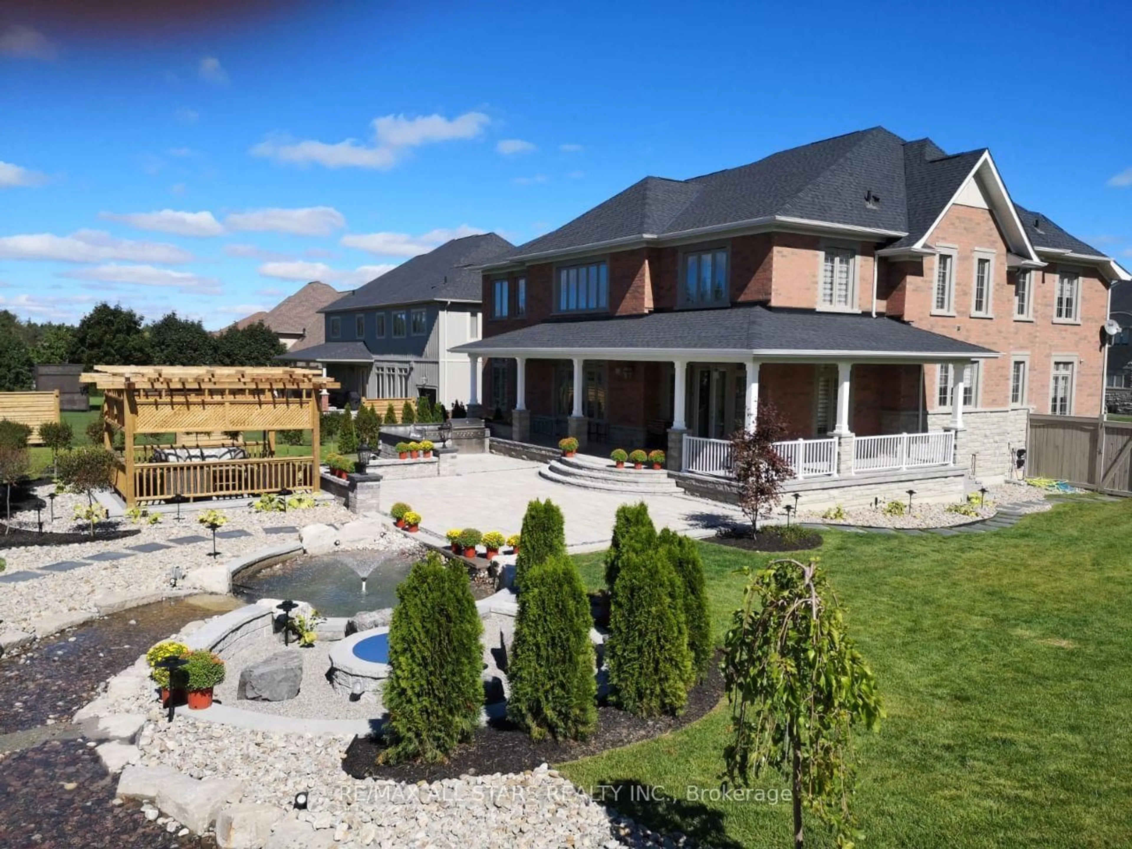 A pic from outside/outdoor area/front of a property/back of a property/a pic from drone, unknown for 37 Country Club Cres #37, Uxbridge Ontario L9P 0B8
