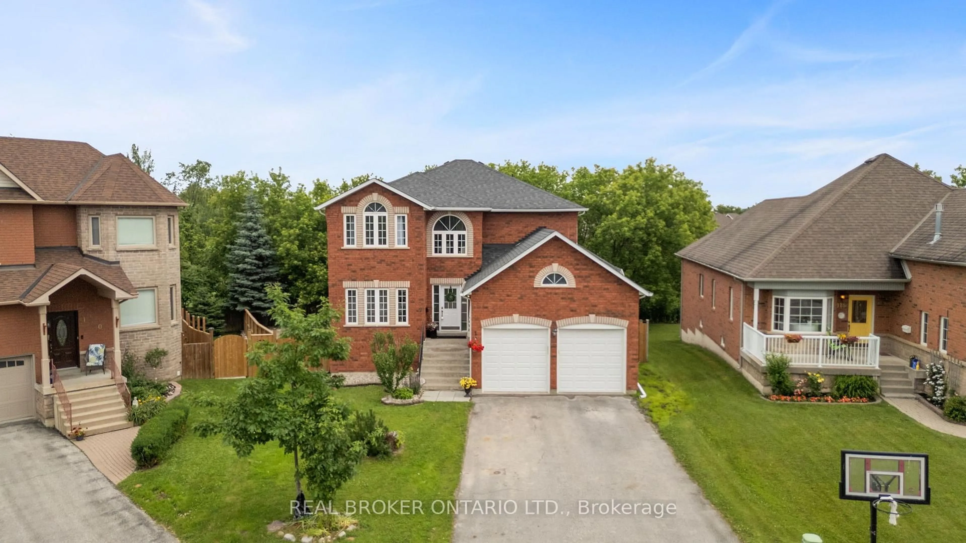 A pic from outside/outdoor area/front of a property/back of a property/a pic from drone, street for 118 Bayview Ave, Georgina Ontario L4P 2S9