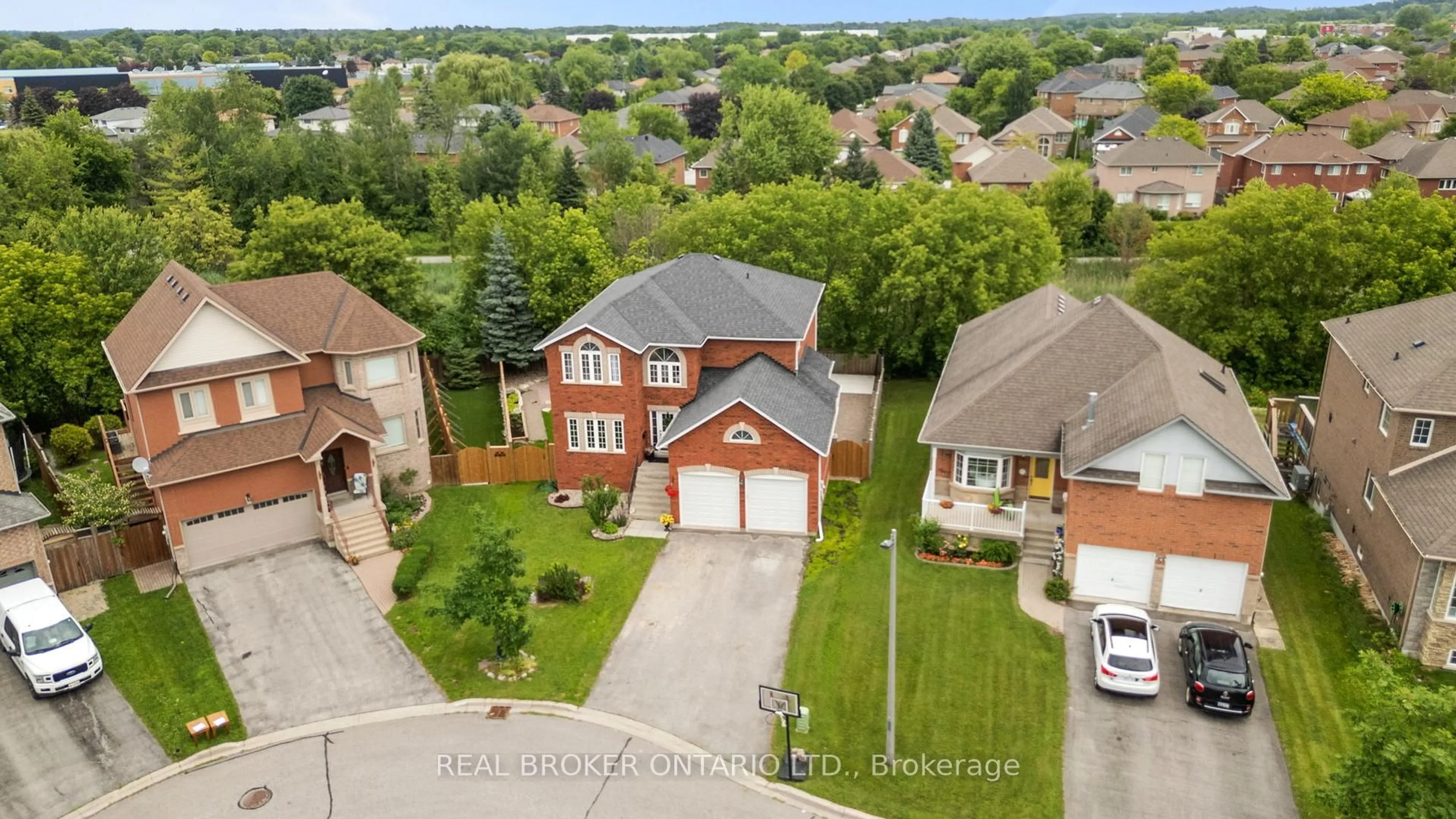 A pic from outside/outdoor area/front of a property/back of a property/a pic from drone, street for 118 Bayview Ave, Georgina Ontario L4P 2S9
