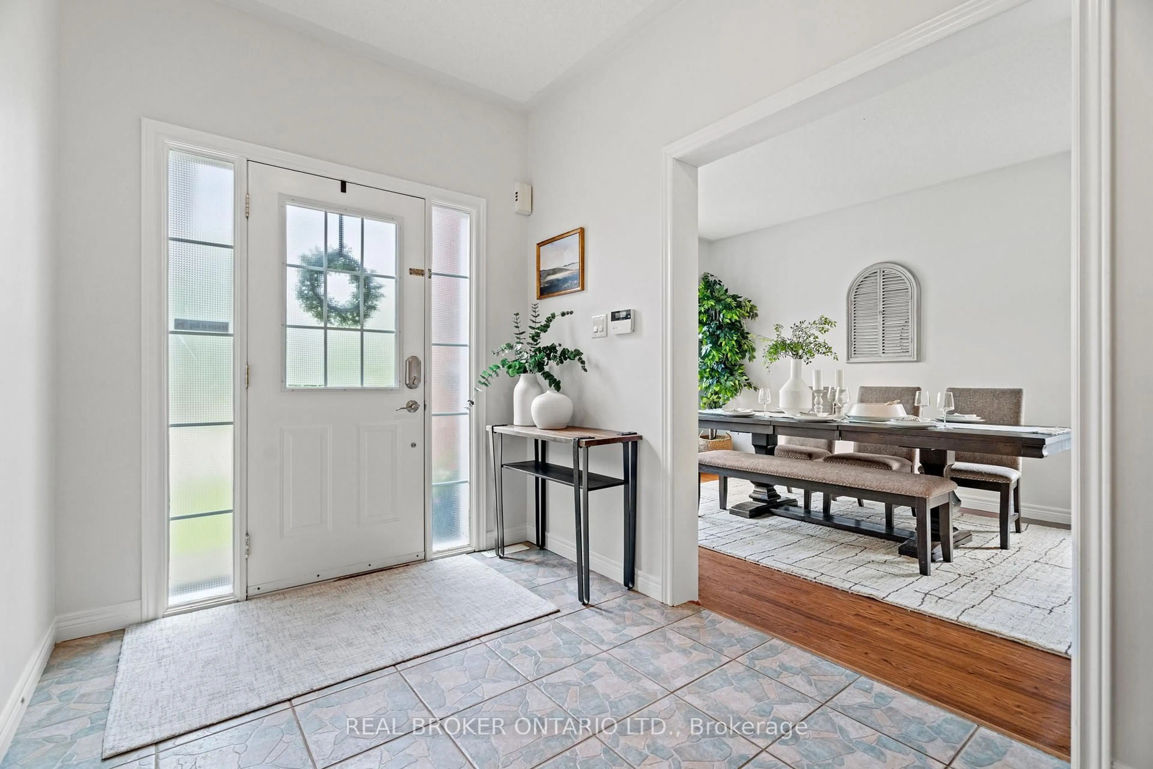 Indoor entryway for 118 Bayview Ave, Georgina Ontario L4P 2S9