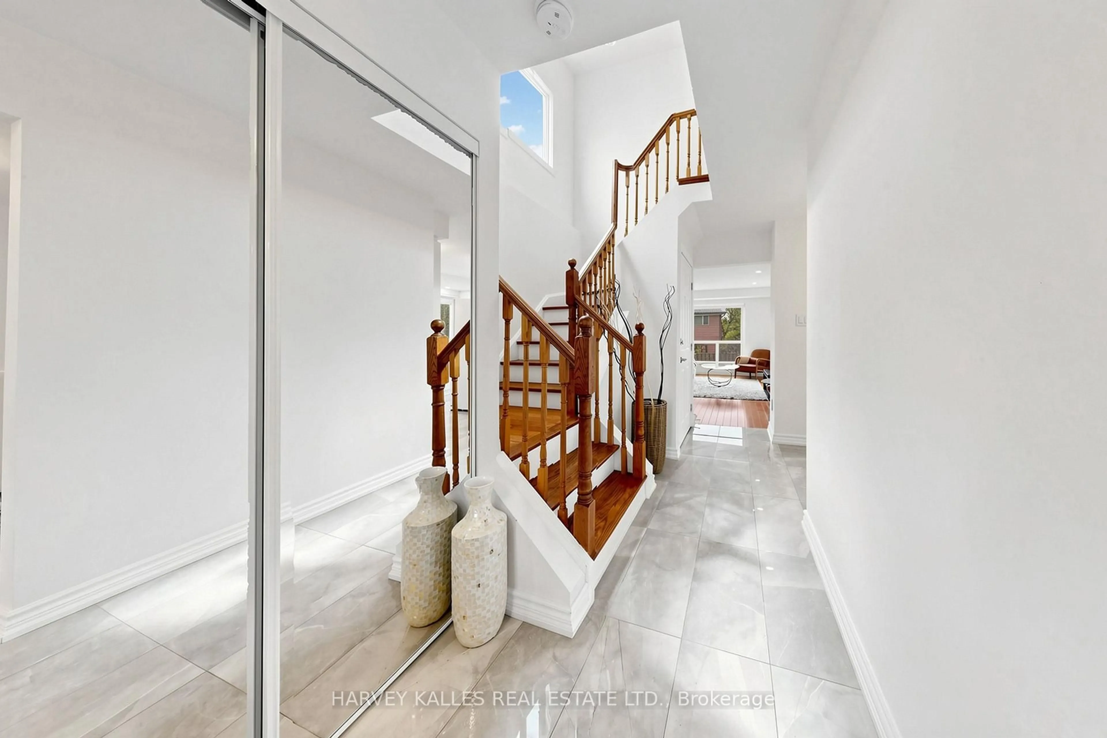 Indoor foyer for 197 Lisa Cres, Vaughan Ontario L4J 2N2