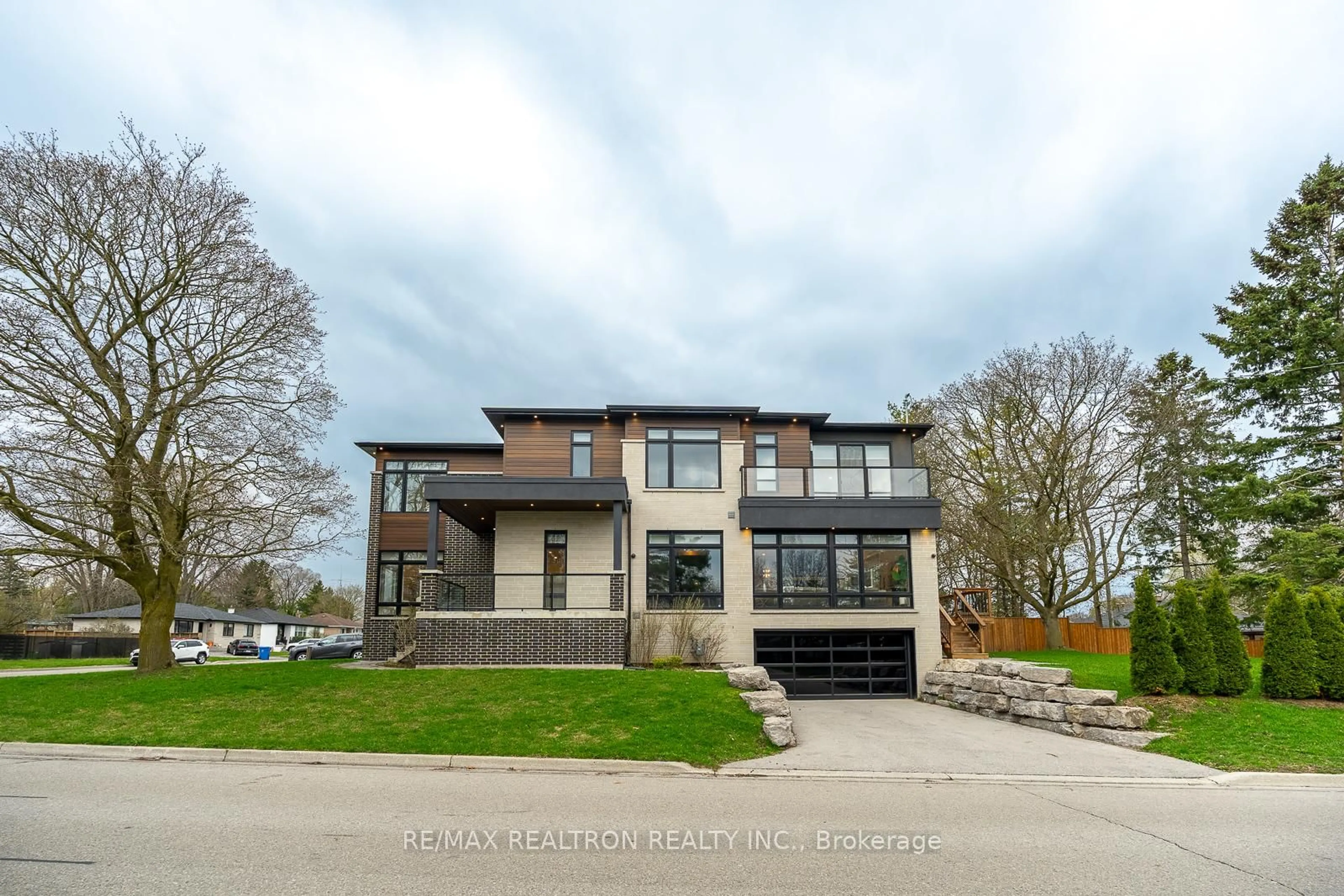 Home with brick exterior material, street for 70 Collins Cres, Aurora Ontario L4G 2W2