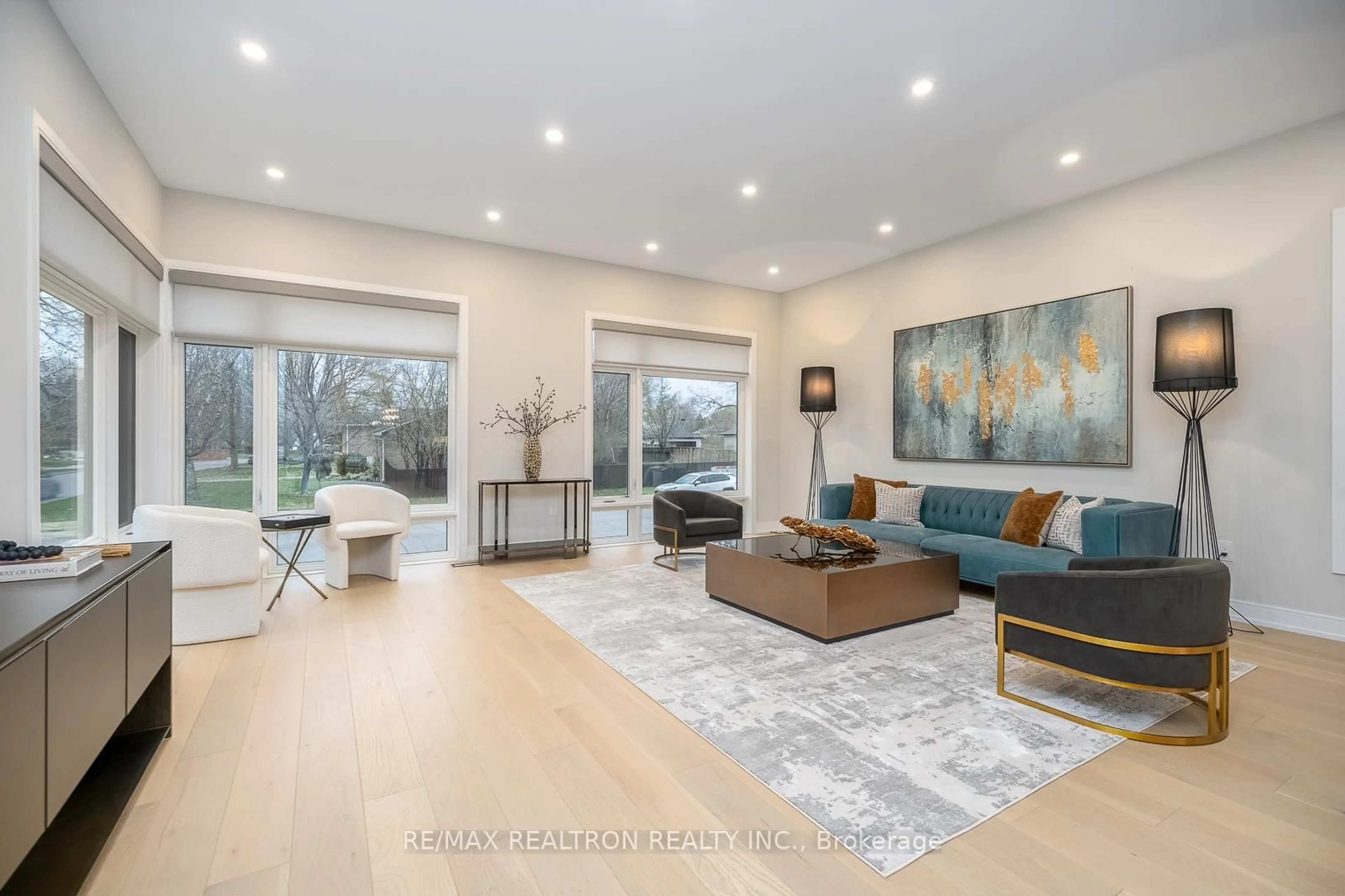 Living room with furniture, unknown for 70 Collins Cres, Aurora Ontario L4G 2W2
