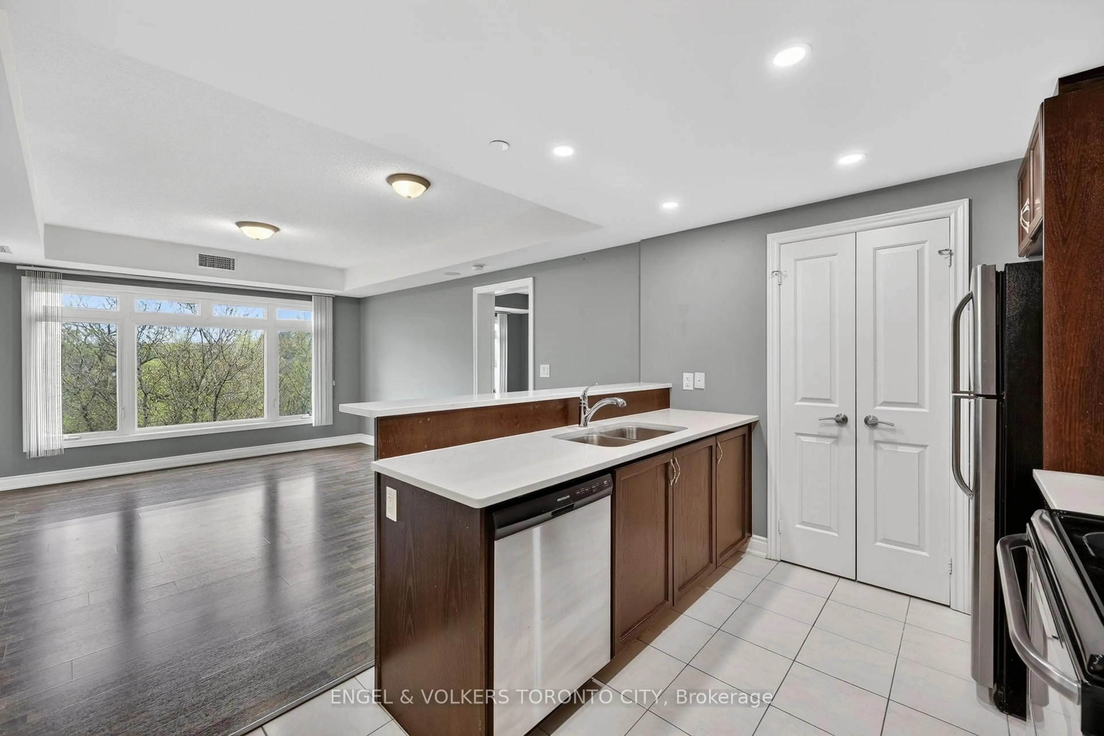 Open concept kitchen, ceramic/tile floor for 149 Church St #503, King Ontario L0G 1T0