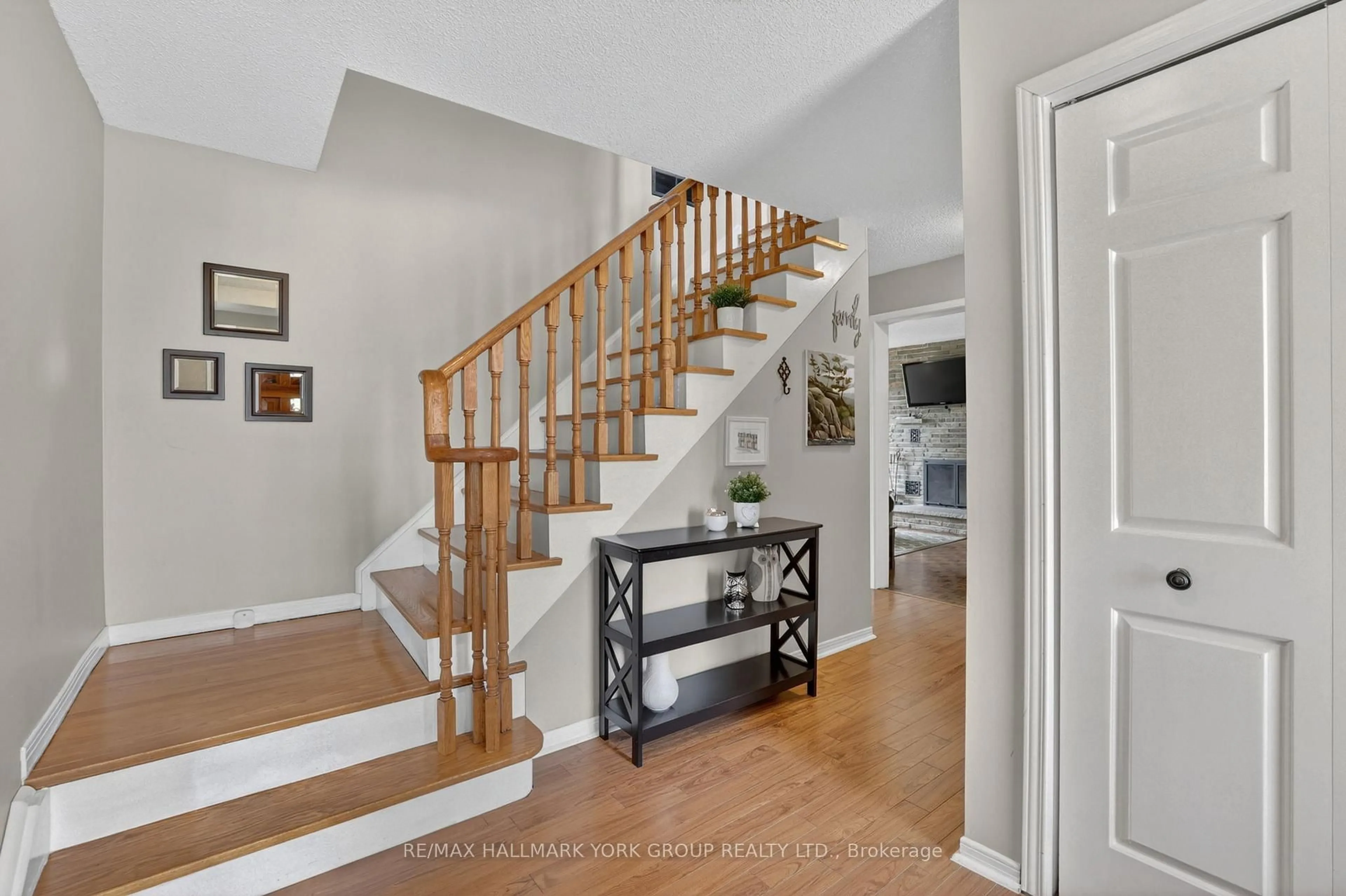 Indoor entryway for 16 Wenderly Dr, Aurora Ontario L4G 1V4