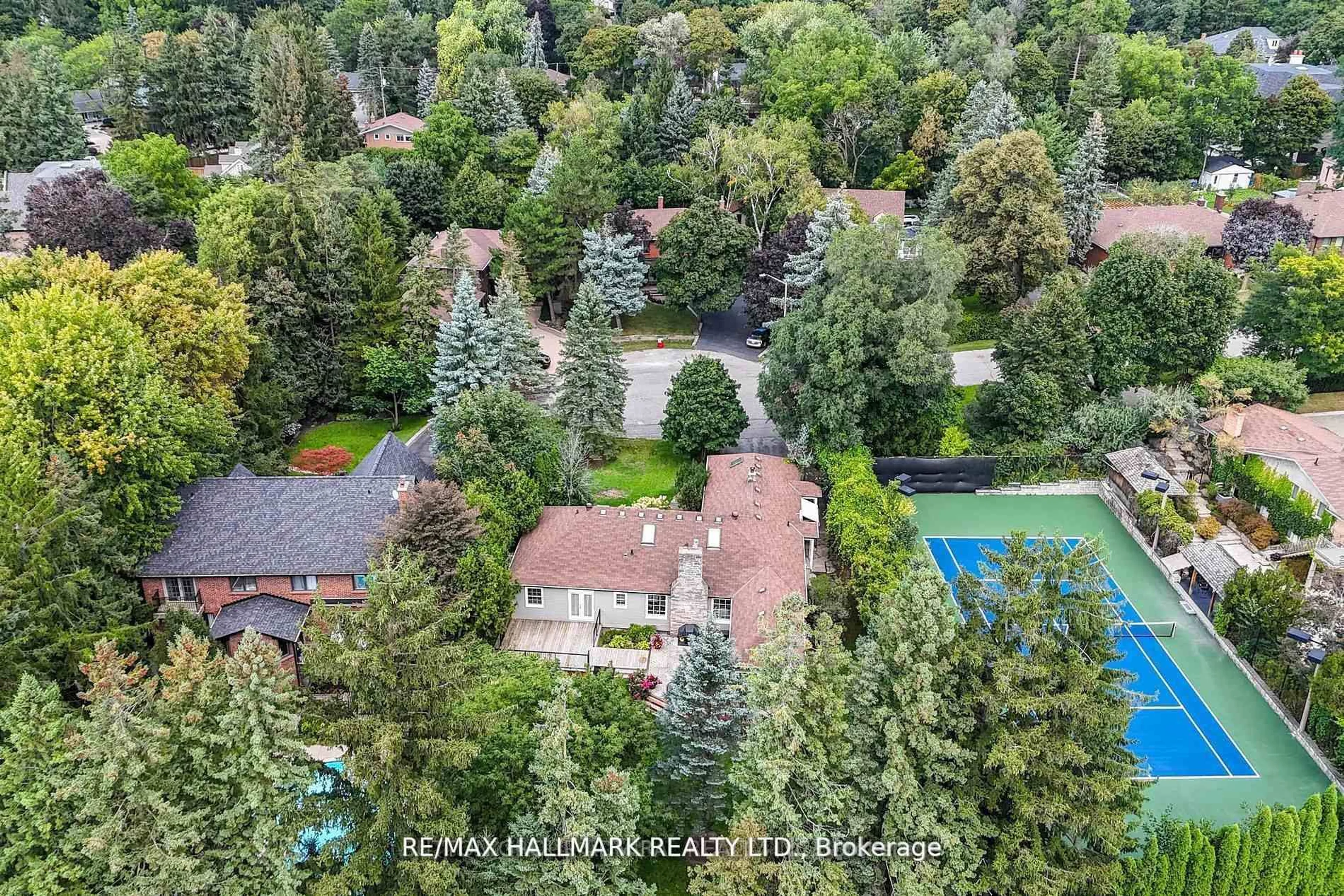 A pic from outside/outdoor area/front of a property/back of a property/a pic from drone, unknown for 109 Highland Lane, Richmond Hill Ontario L4C 3S1