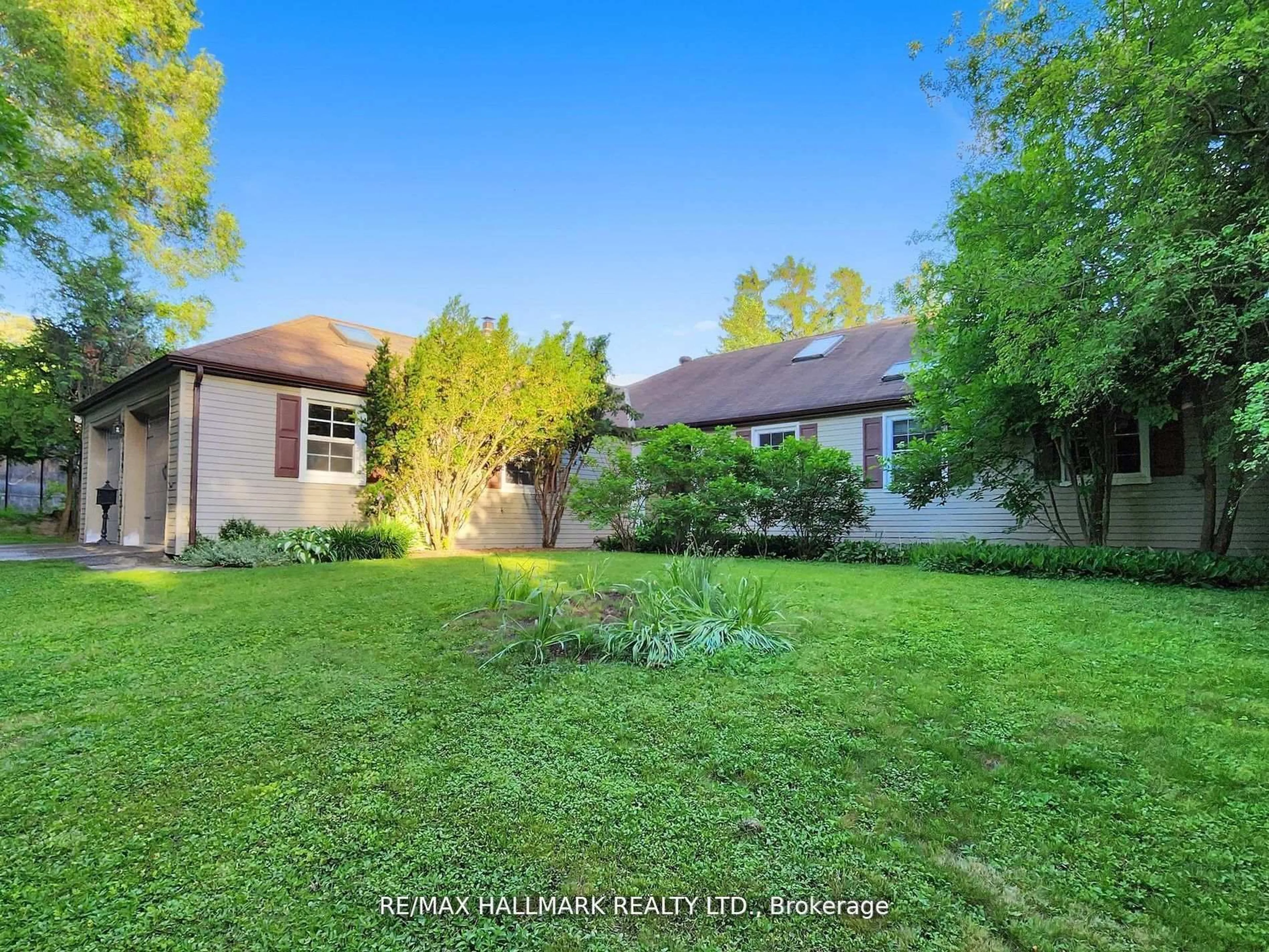 A pic from outside/outdoor area/front of a property/back of a property/a pic from drone, street for 109 Highland Lane, Richmond Hill Ontario L4C 3S1