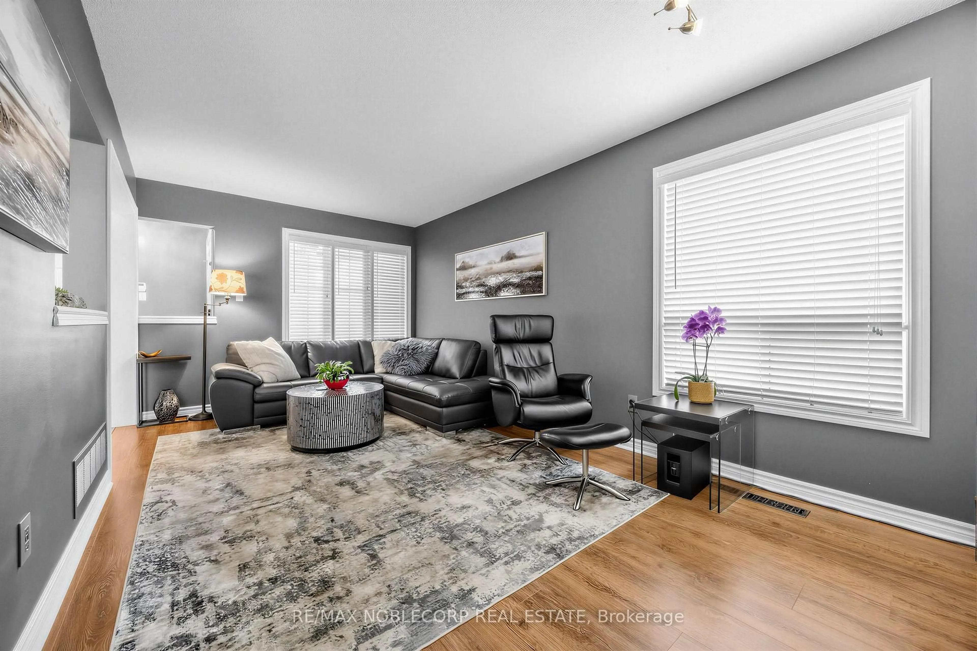 Living room with furniture, unknown for 61 Woodhaven Cres, Richmond Hill Ontario L4E 3T2