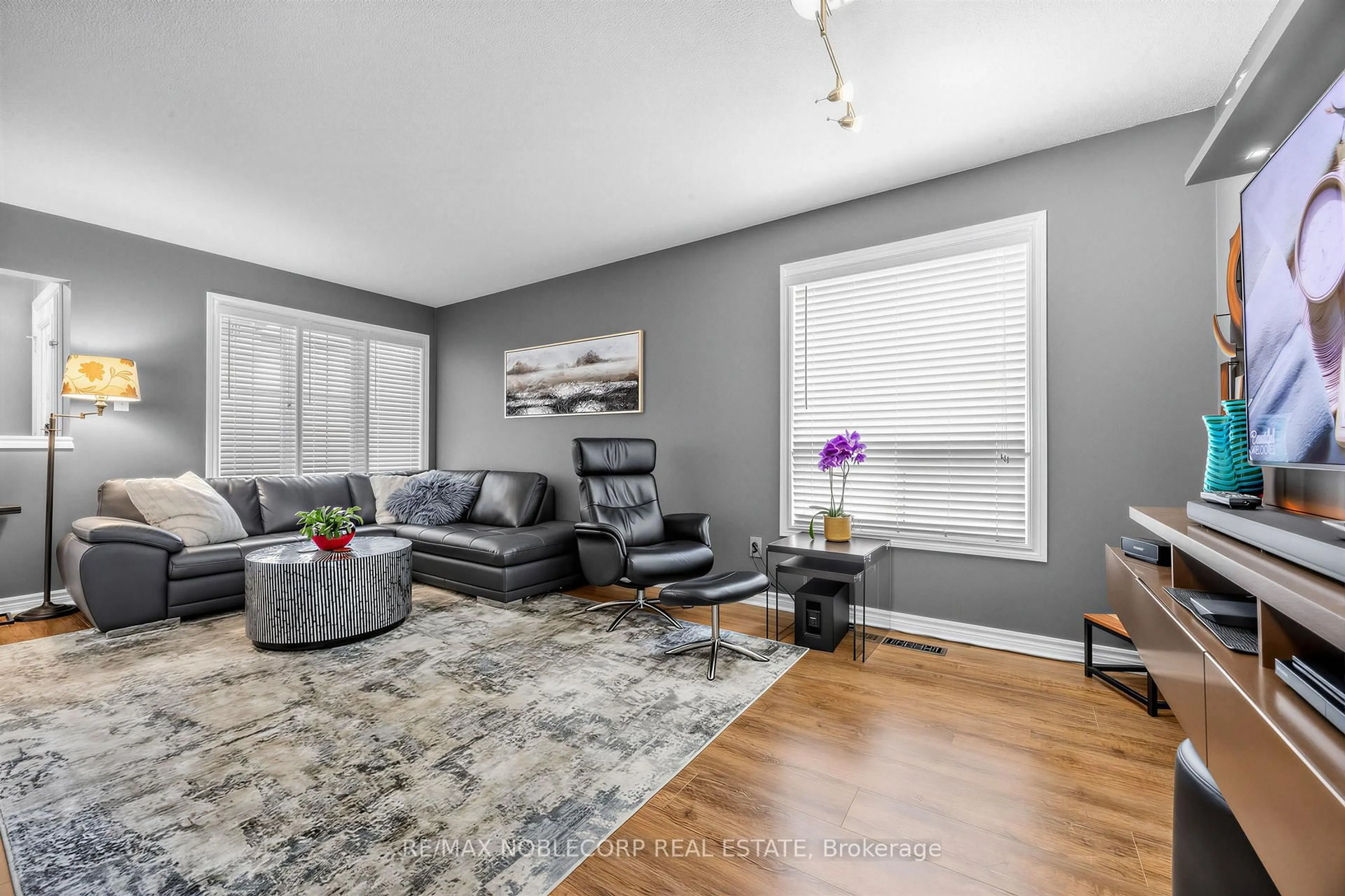 Living room with furniture, unknown for 61 Woodhaven Cres, Richmond Hill Ontario L4E 3T2