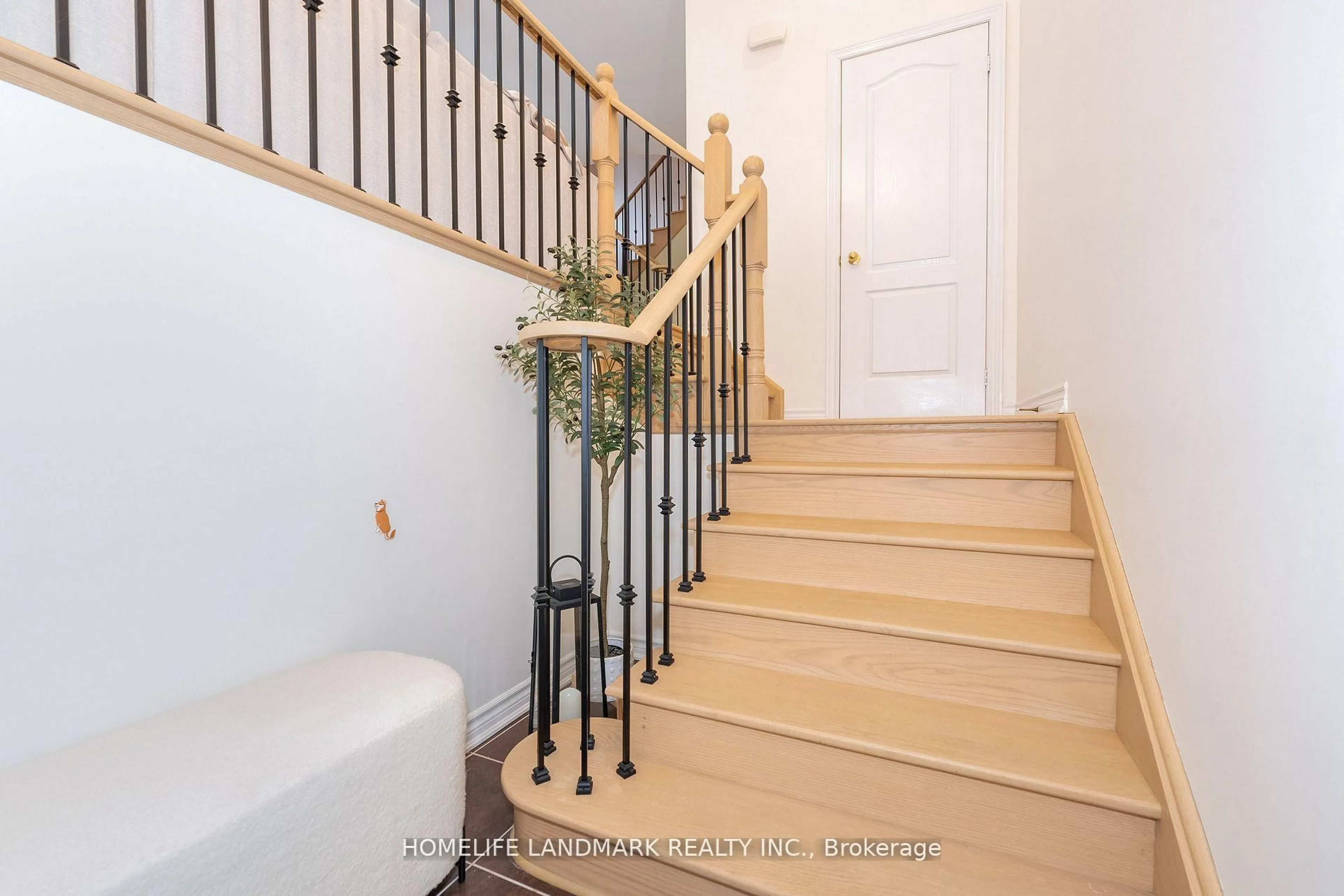 Stairs for 8777 Dufferin St #51, Vaughan Ontario L4J 8W3
