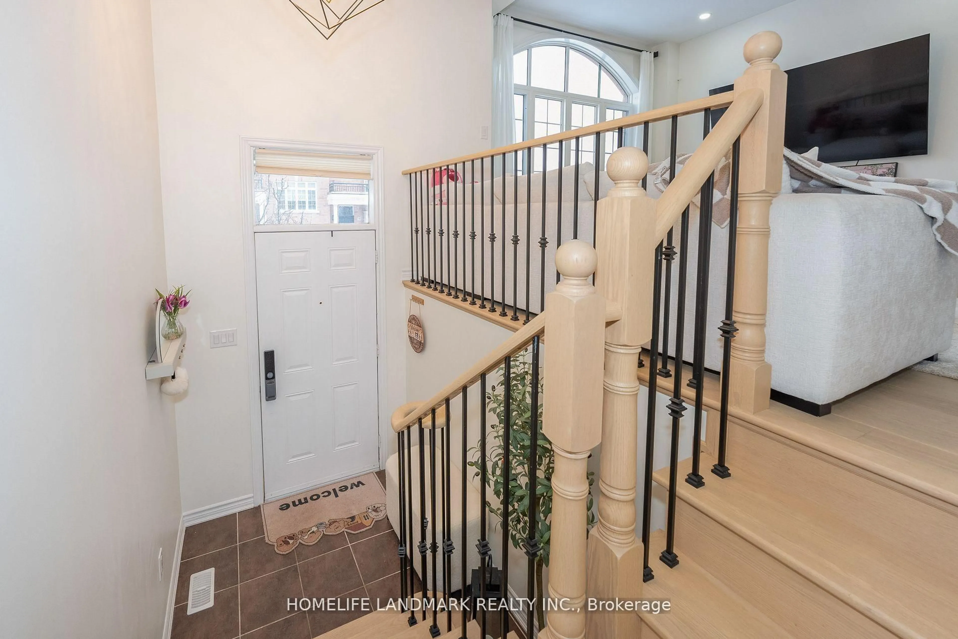 Indoor entryway for 8777 Dufferin St #51, Vaughan Ontario L4J 8W3