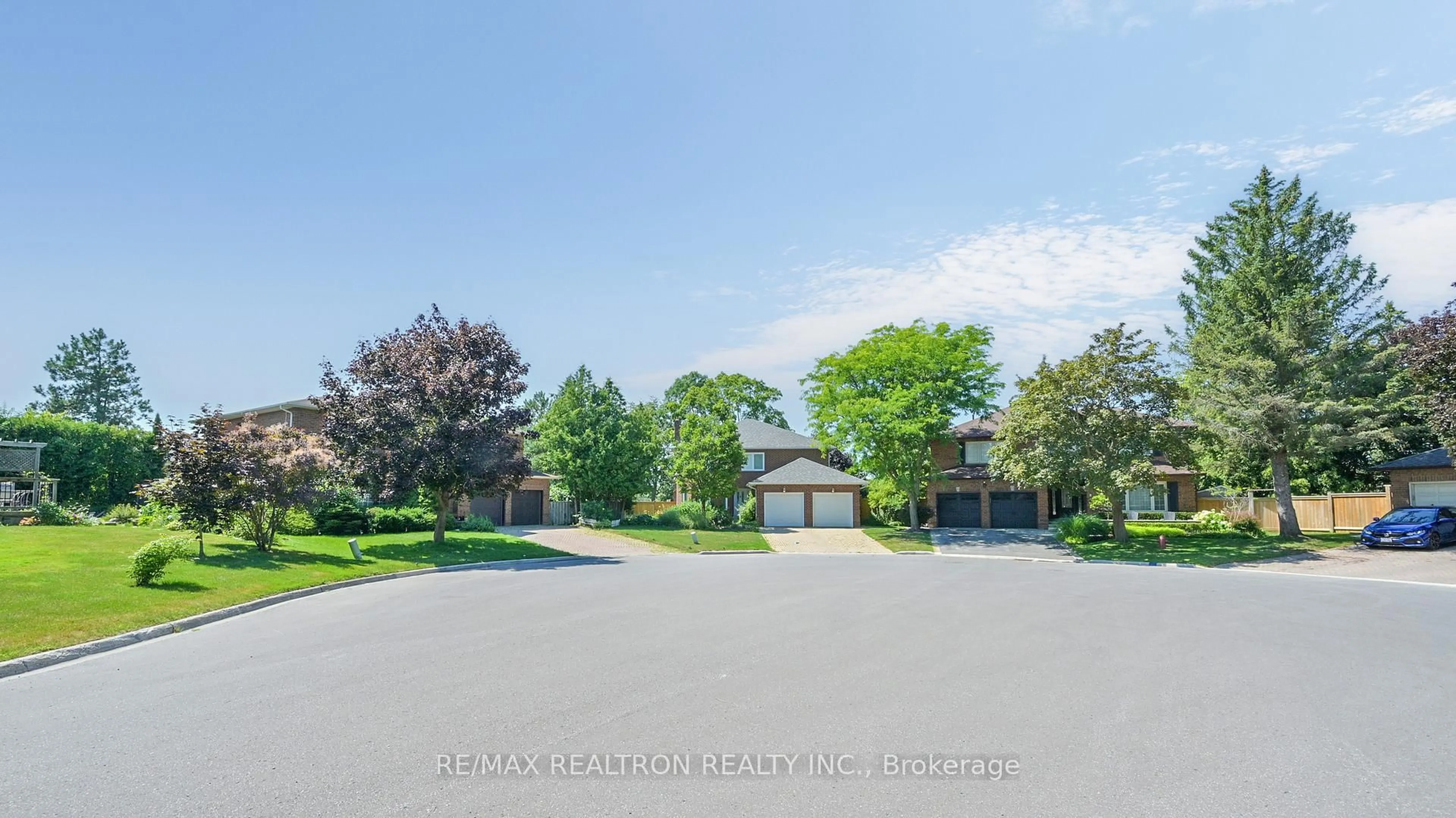 A pic from outside/outdoor area/front of a property/back of a property/a pic from drone, unknown for 12 Greenbriar Crt, Aurora Ontario L4G 5X6