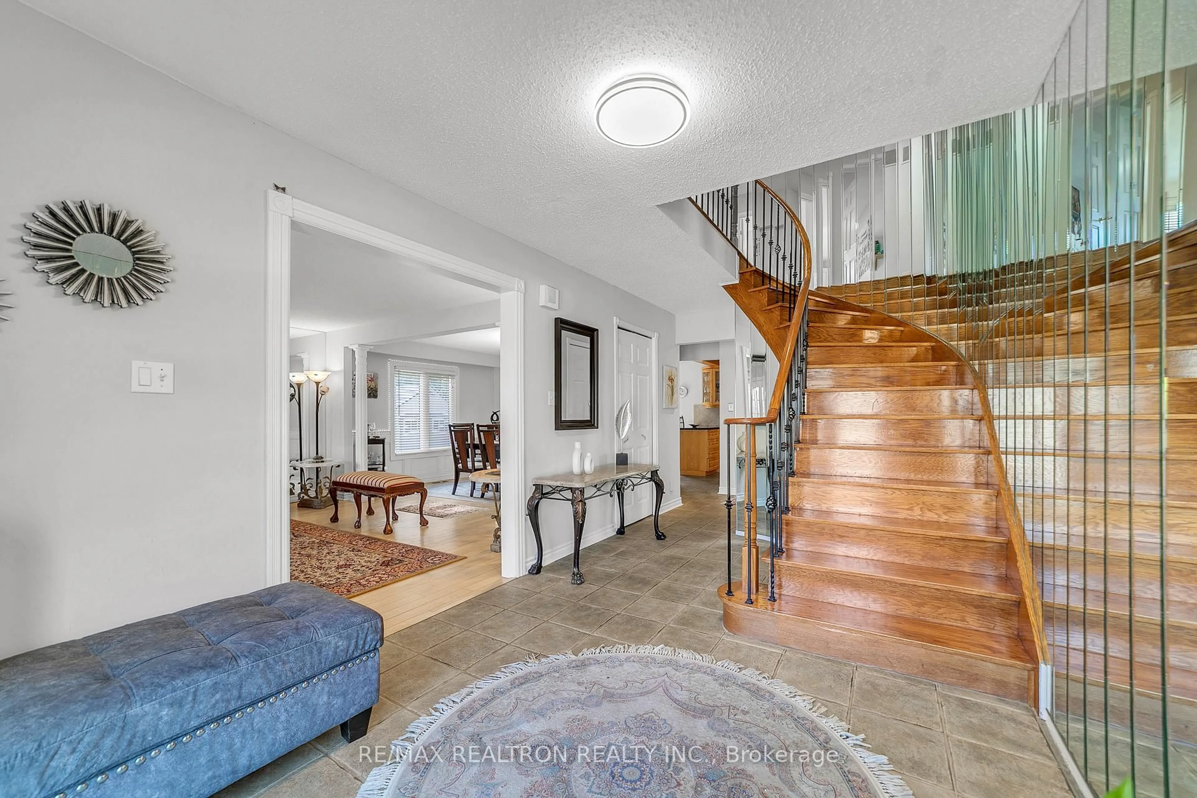 Indoor foyer for 12 Greenbriar Crt, Aurora Ontario L4G 5X6