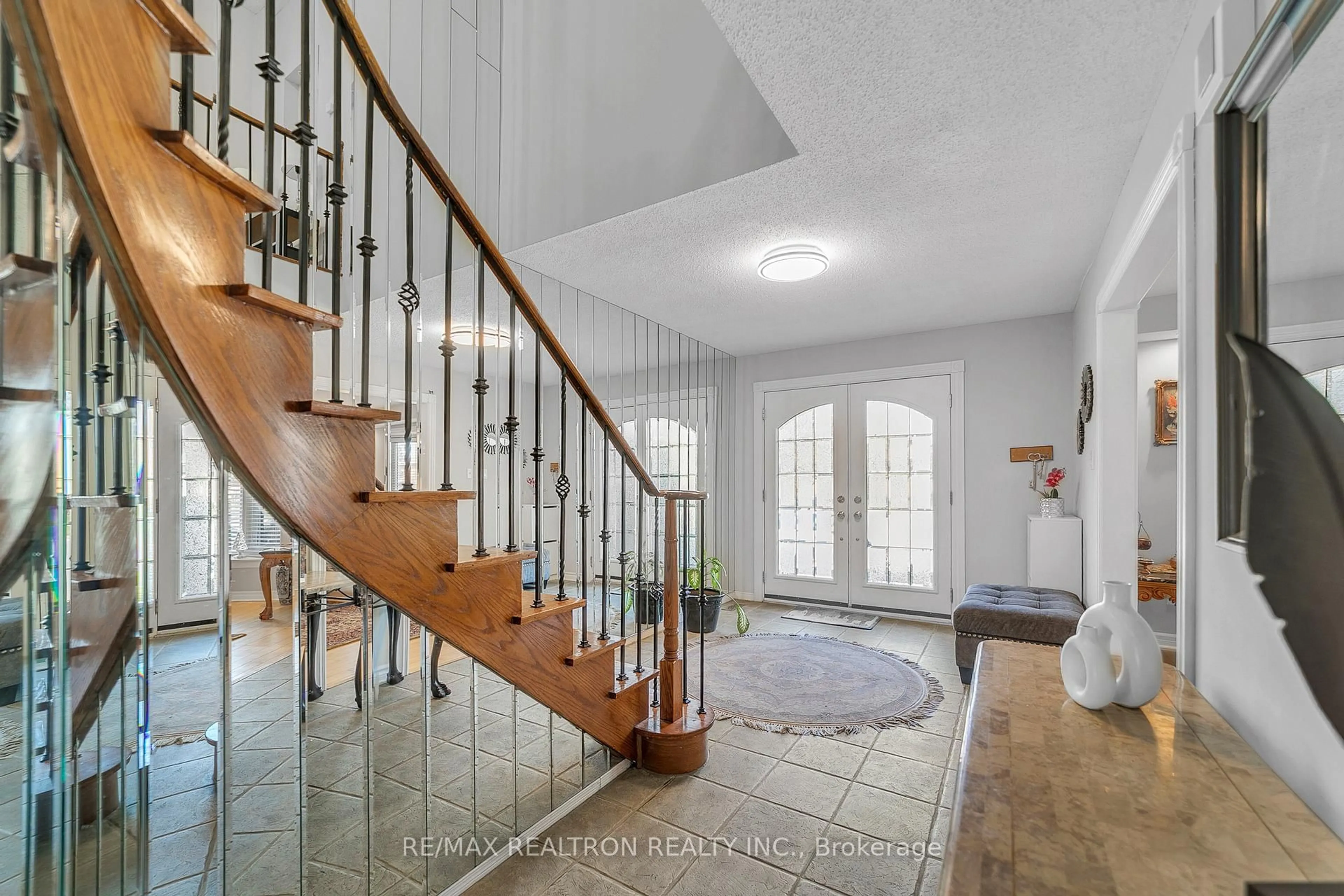 Indoor foyer for 12 Greenbriar Crt, Aurora Ontario L4G 5X6