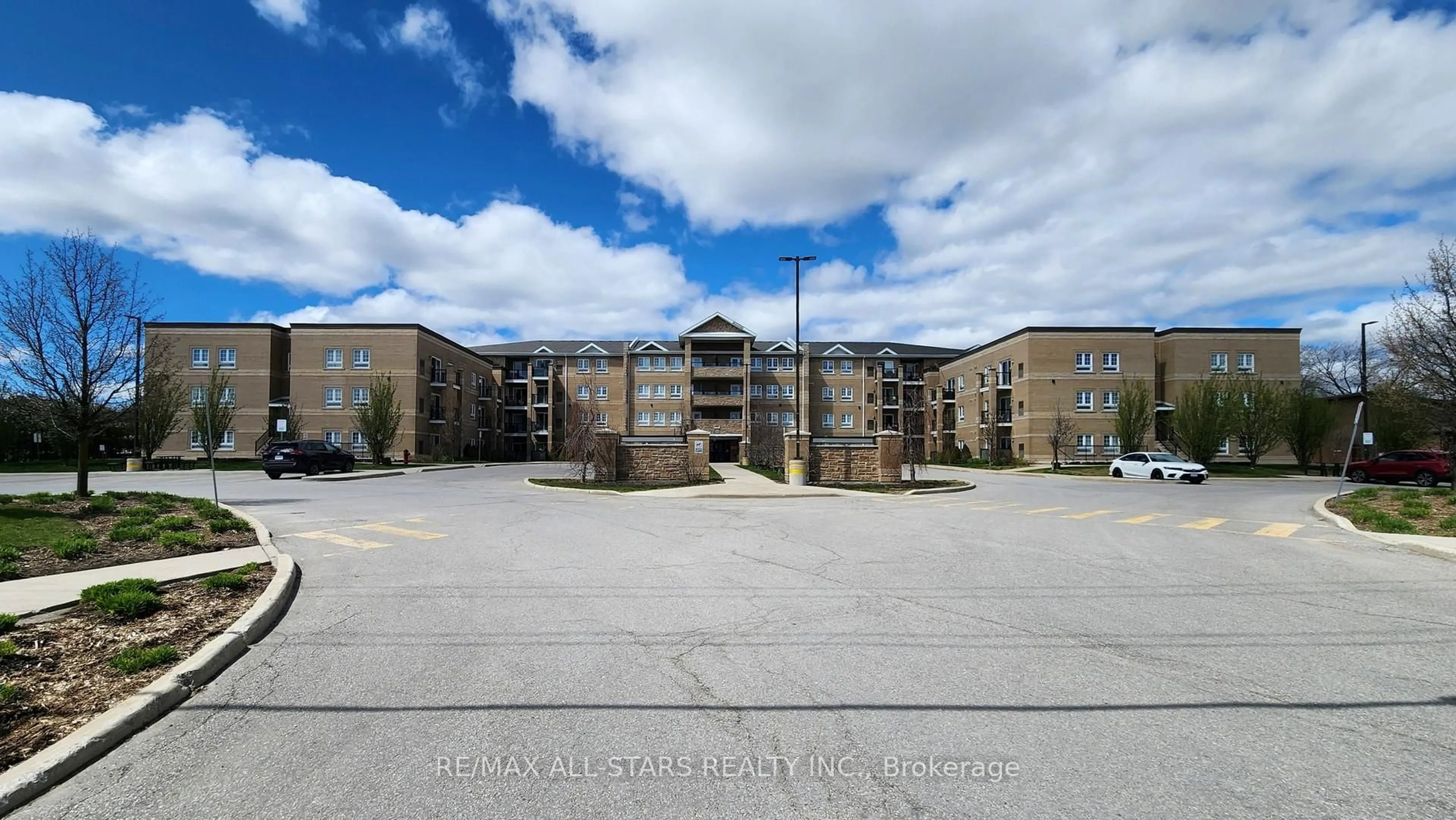 A pic from outside/outdoor area/front of a property/back of a property/a pic from drone, building for 481 Rupert Ave #203, Whitchurch-Stouffville Ontario L4A 1Y7