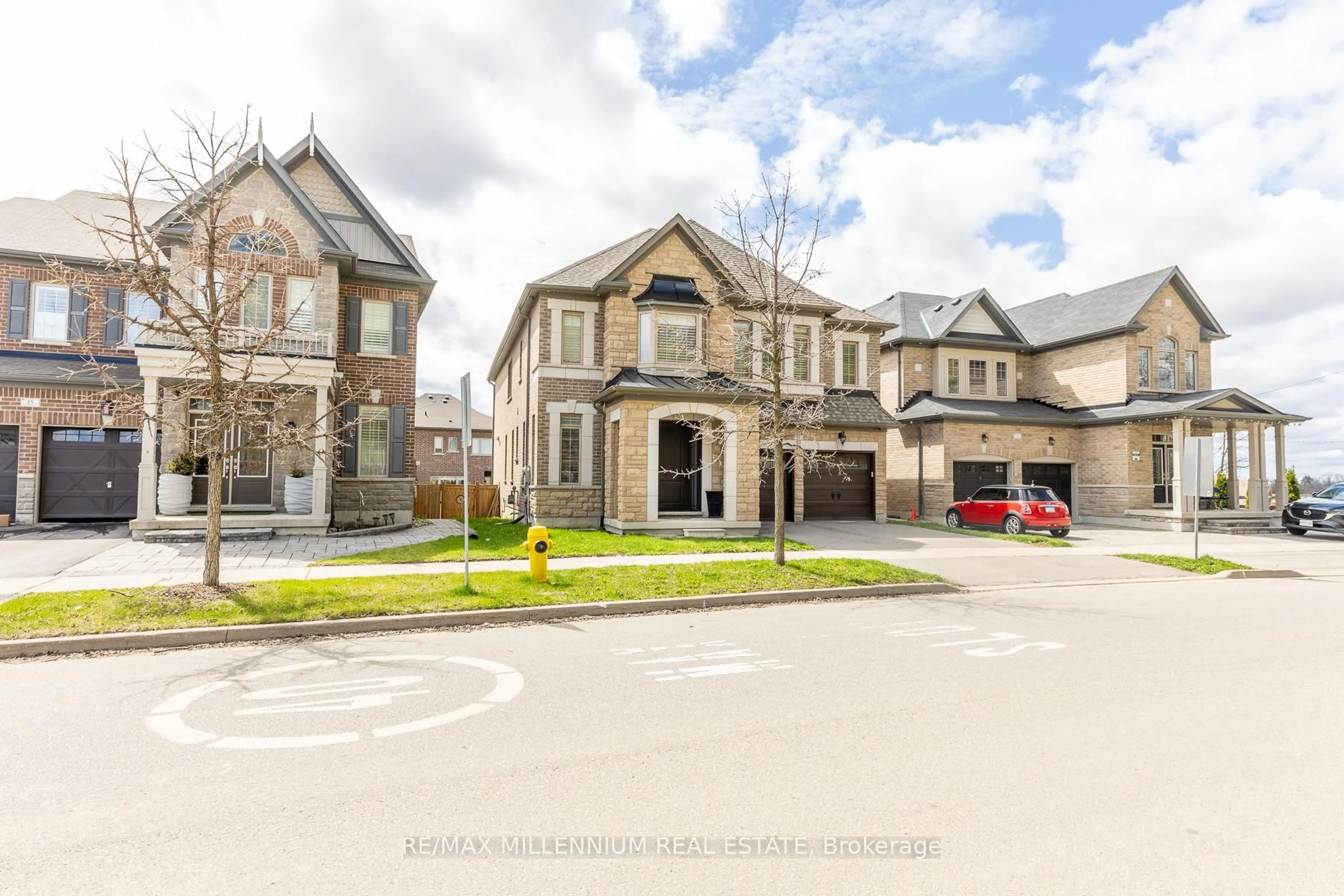 A pic from outside/outdoor area/front of a property/back of a property/a pic from drone, street for 11 Algoma Dr, Vaughan Ontario L4H 4H6