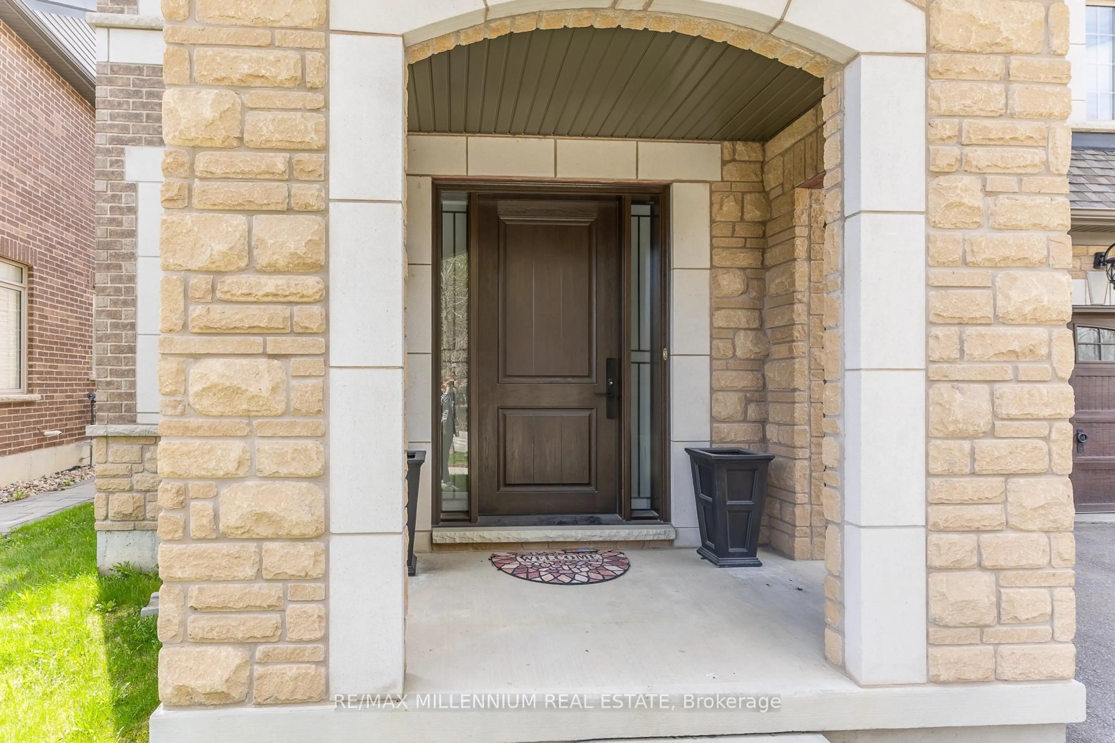 Indoor entryway for 11 Algoma Dr, Vaughan Ontario L4H 4H6