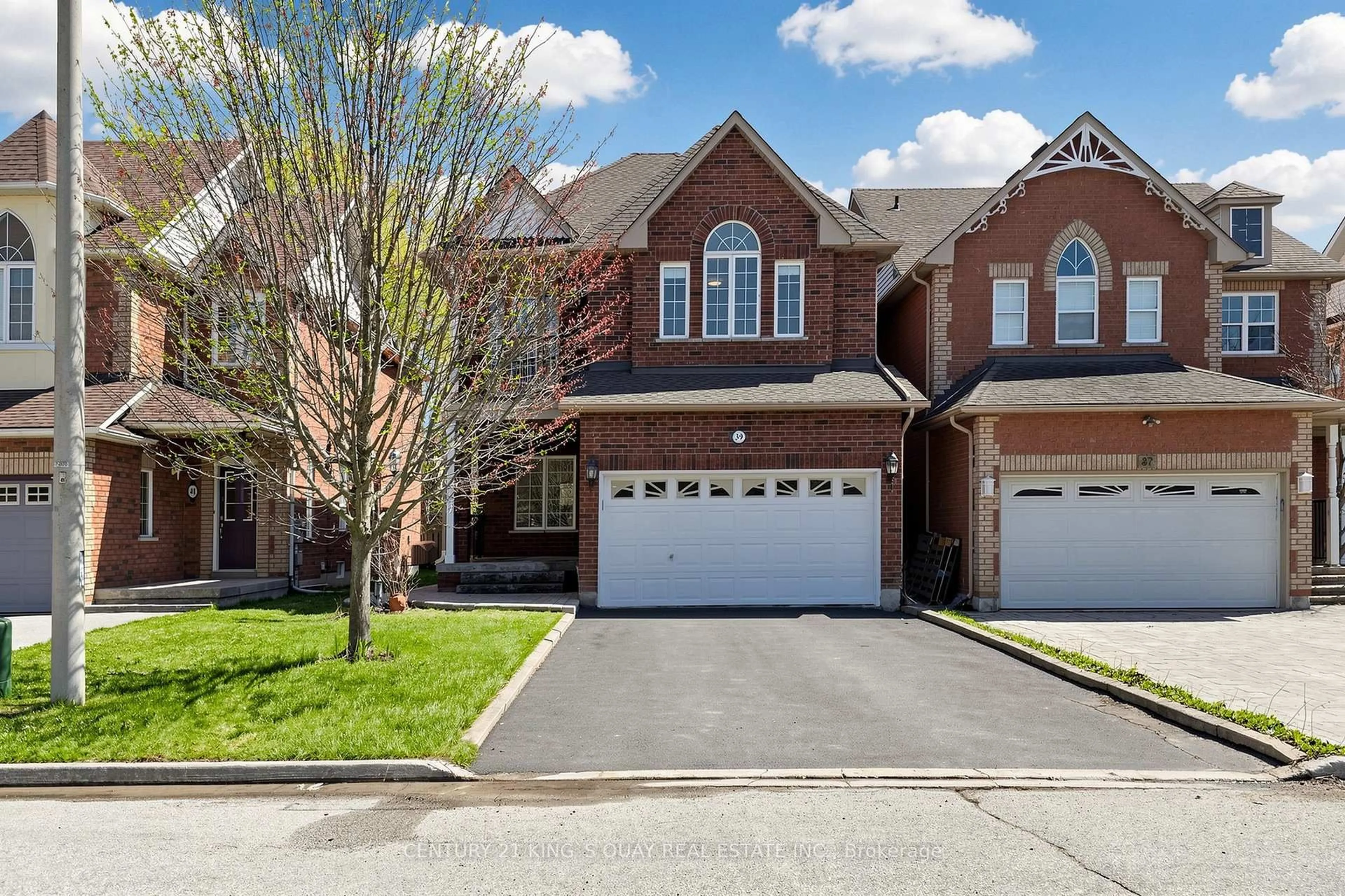 Home with brick exterior material, street for 39 Colonial Cres, Richmond Hill Ontario L4E 3X3