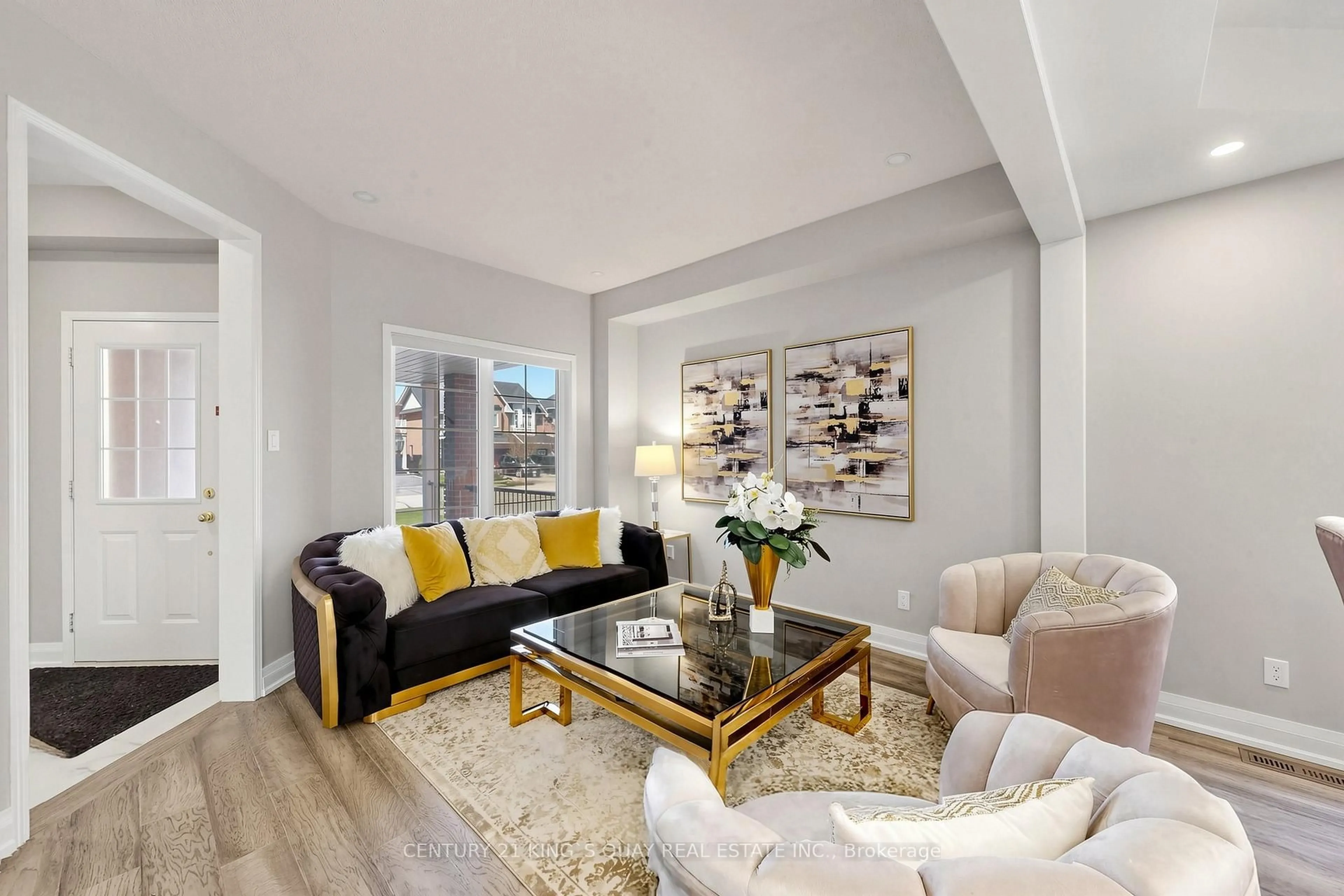 Living room with furniture, unknown for 39 Colonial Cres, Richmond Hill Ontario L4E 3X3