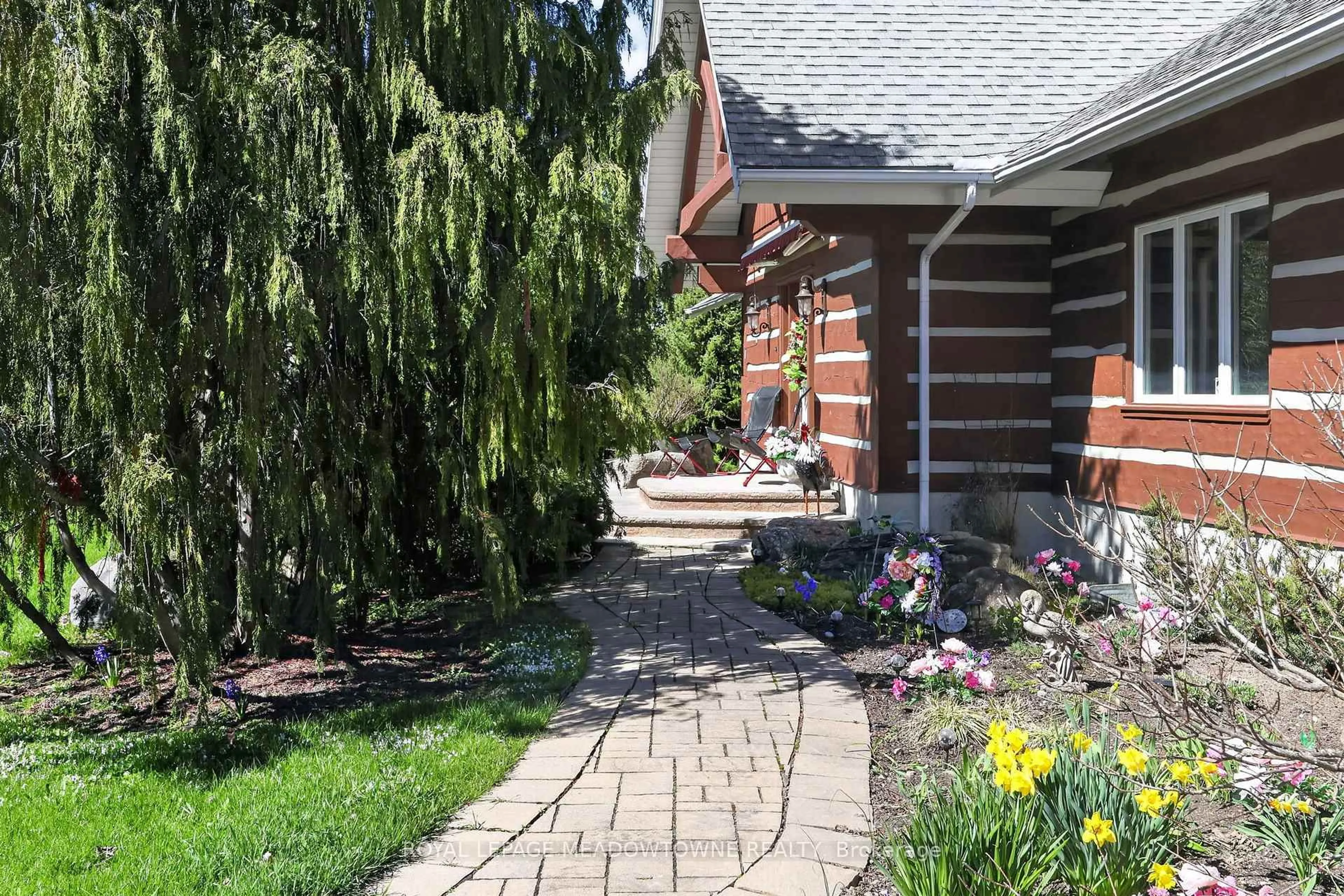 Patio, street for 8211 10th Line, Essa Ontario L4M 4S4