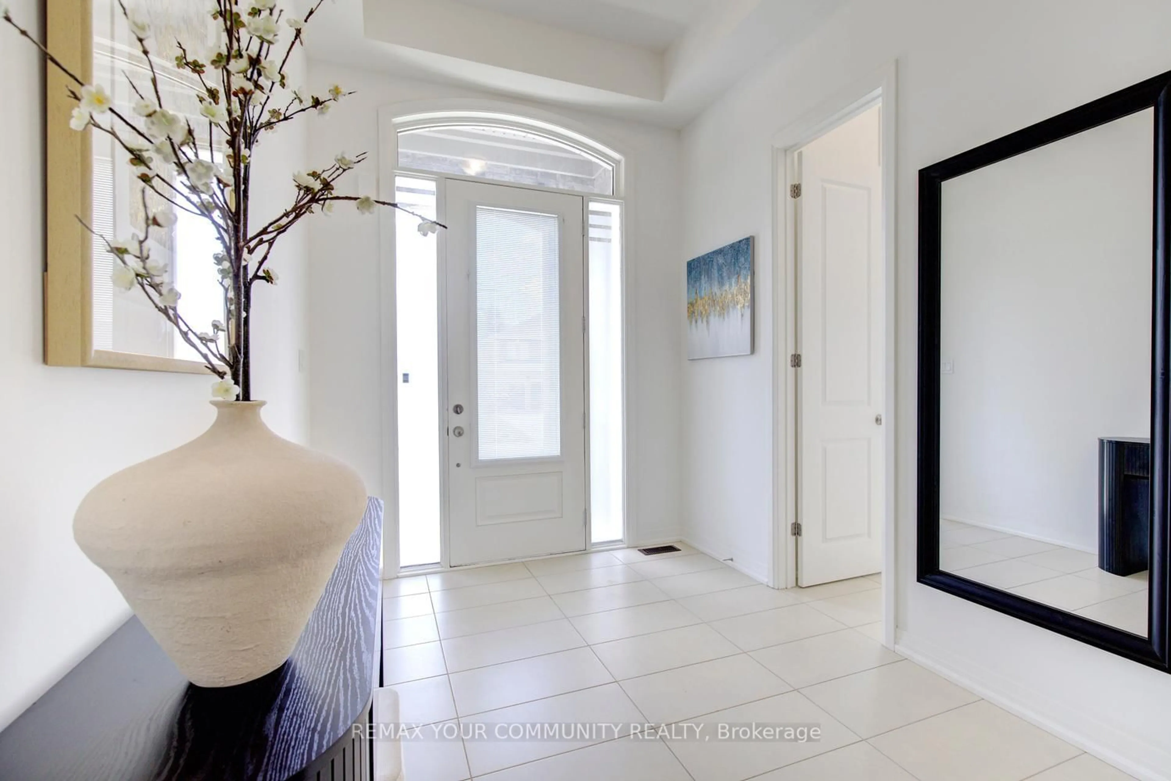 Indoor entryway for 96 Bond Cres, Richmond Hill Ontario L4E 3K7