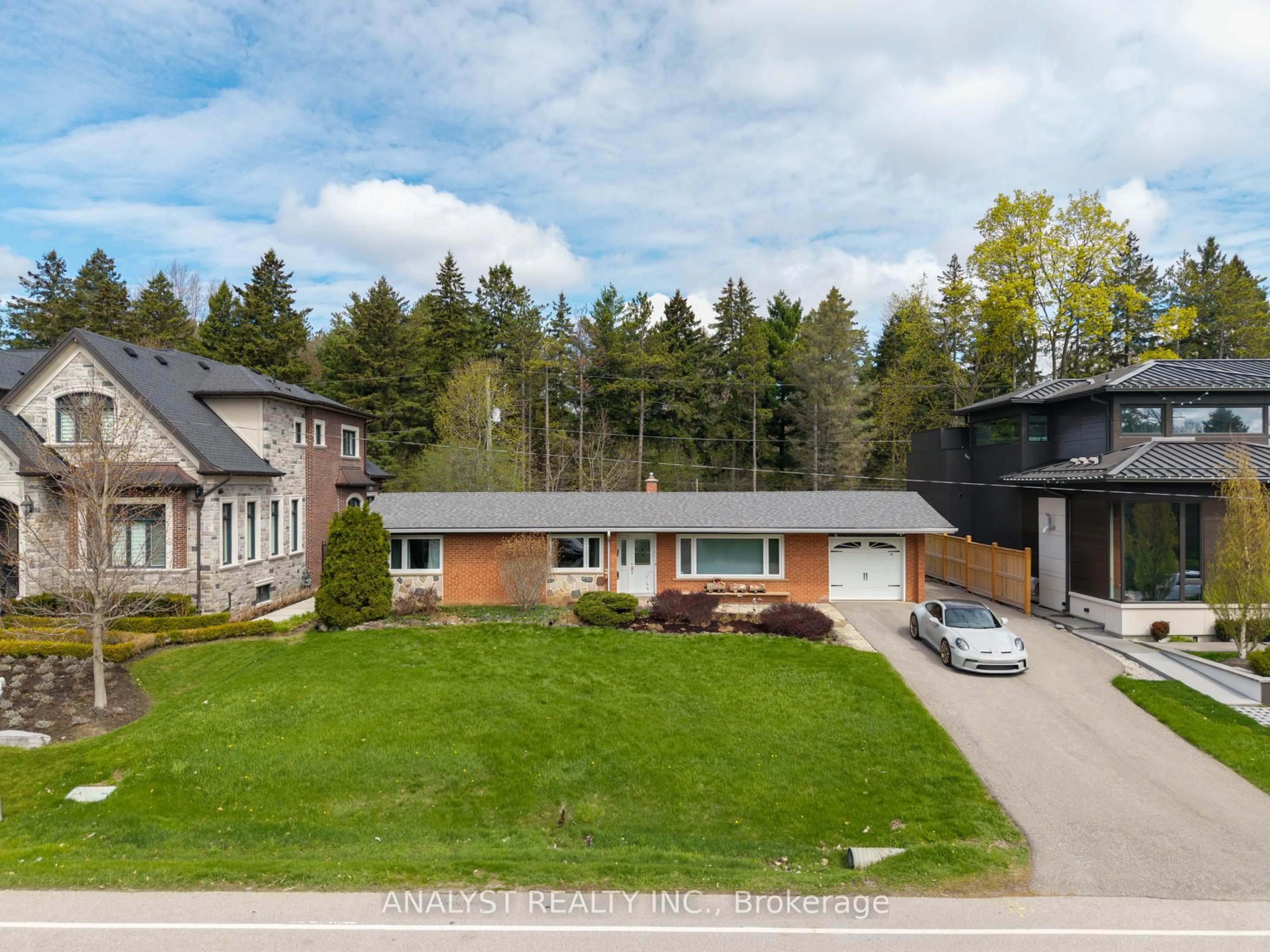 A pic from outside/outdoor area/front of a property/back of a property/a pic from drone, street for 104 Cardish St, Vaughan Ontario L0J 1C0