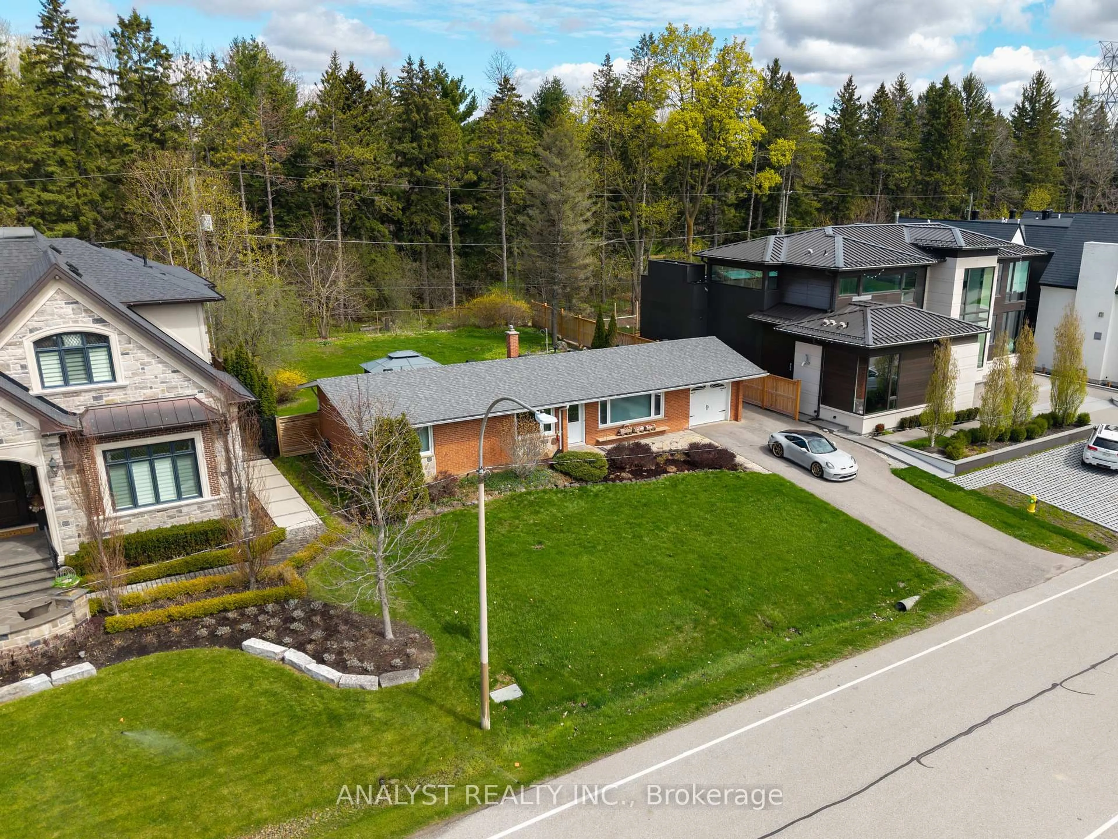 A pic from outside/outdoor area/front of a property/back of a property/a pic from drone, street for 104 Cardish St, Vaughan Ontario L0J 1C0