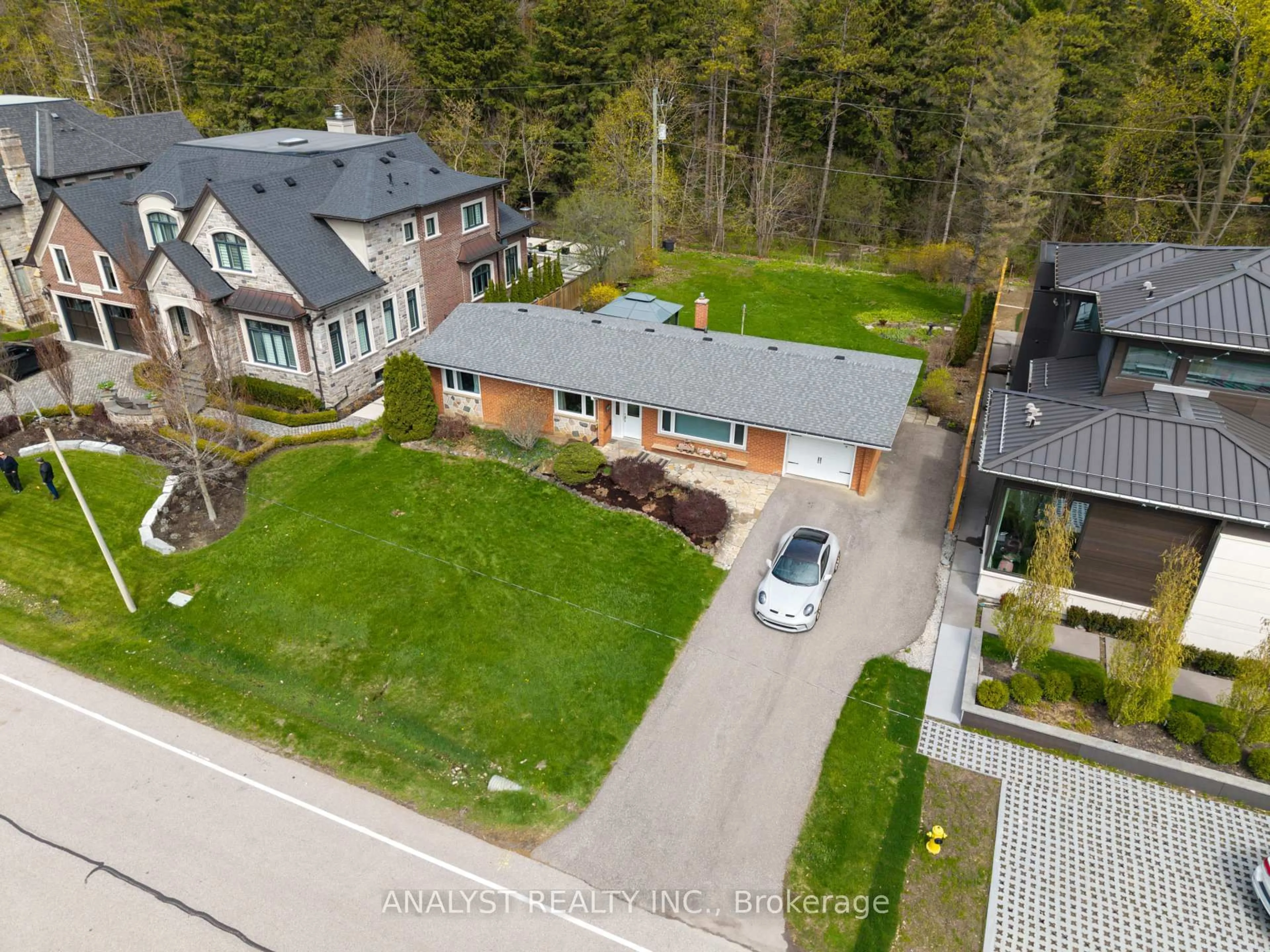 A pic from outside/outdoor area/front of a property/back of a property/a pic from drone, street for 104 Cardish St, Vaughan Ontario L0J 1C0