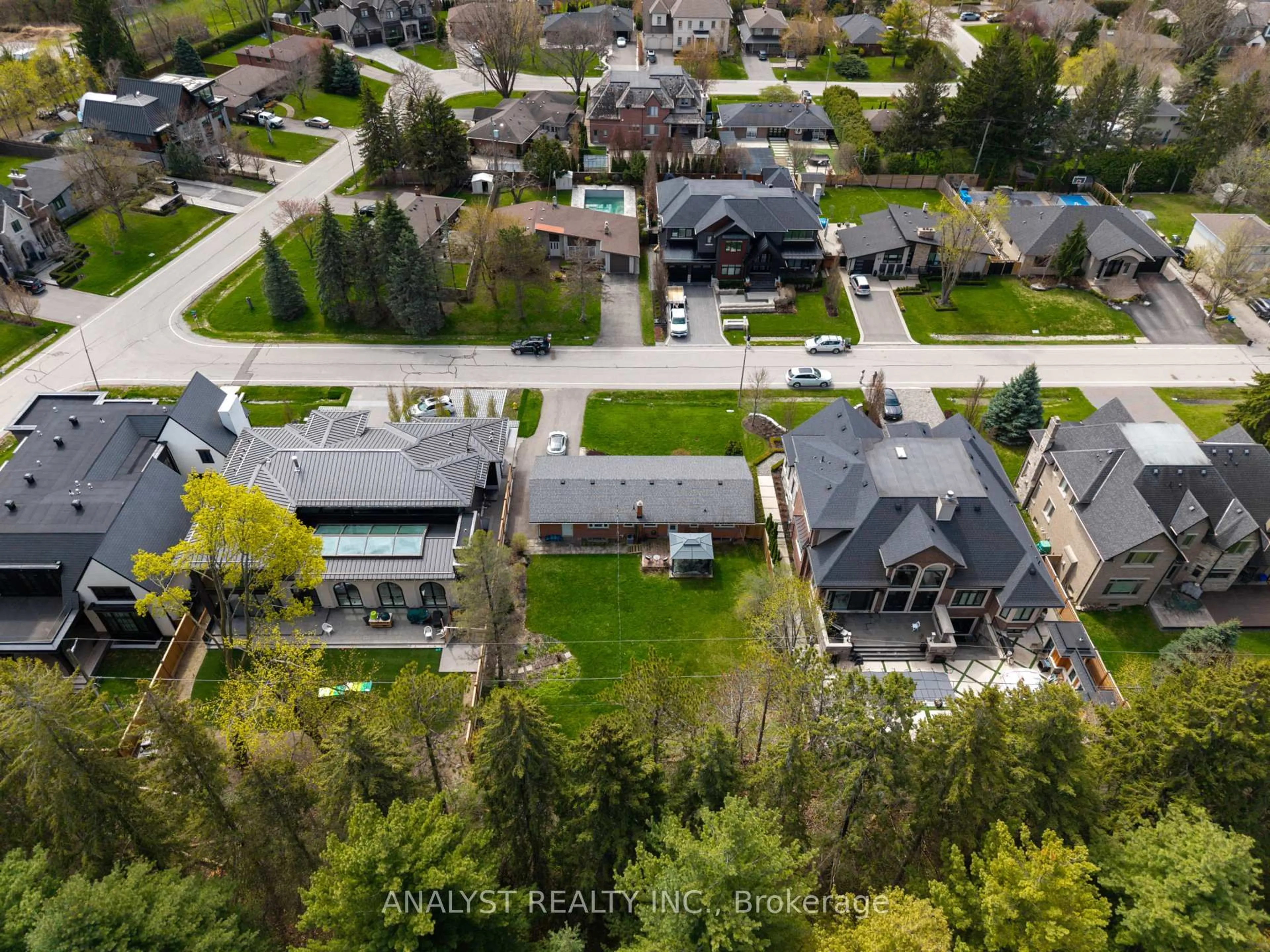 A pic from outside/outdoor area/front of a property/back of a property/a pic from drone, street for 104 Cardish St, Vaughan Ontario L0J 1C0