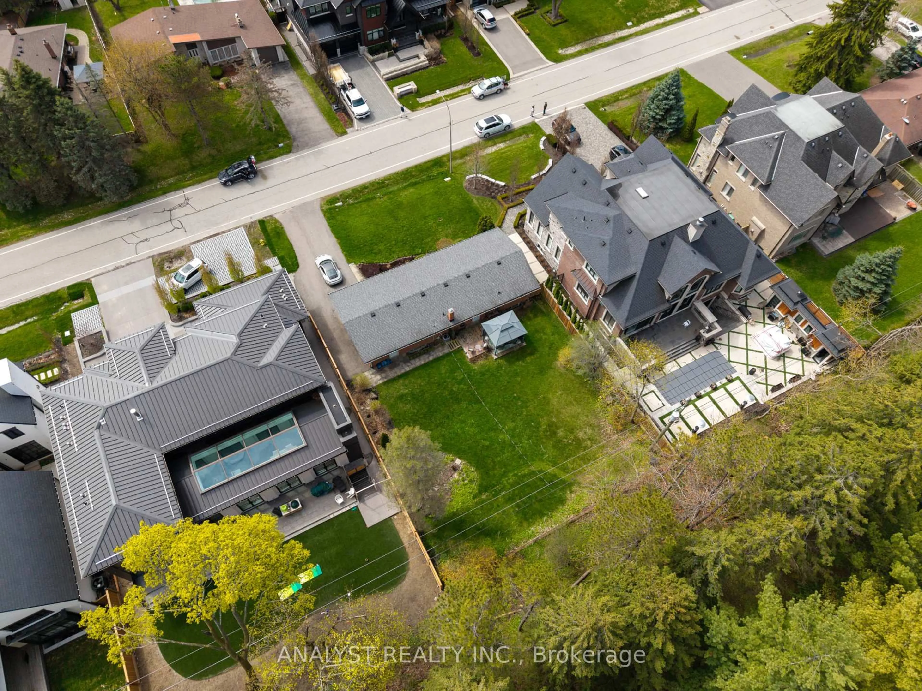 A pic from outside/outdoor area/front of a property/back of a property/a pic from drone, street for 104 Cardish St, Vaughan Ontario L0J 1C0