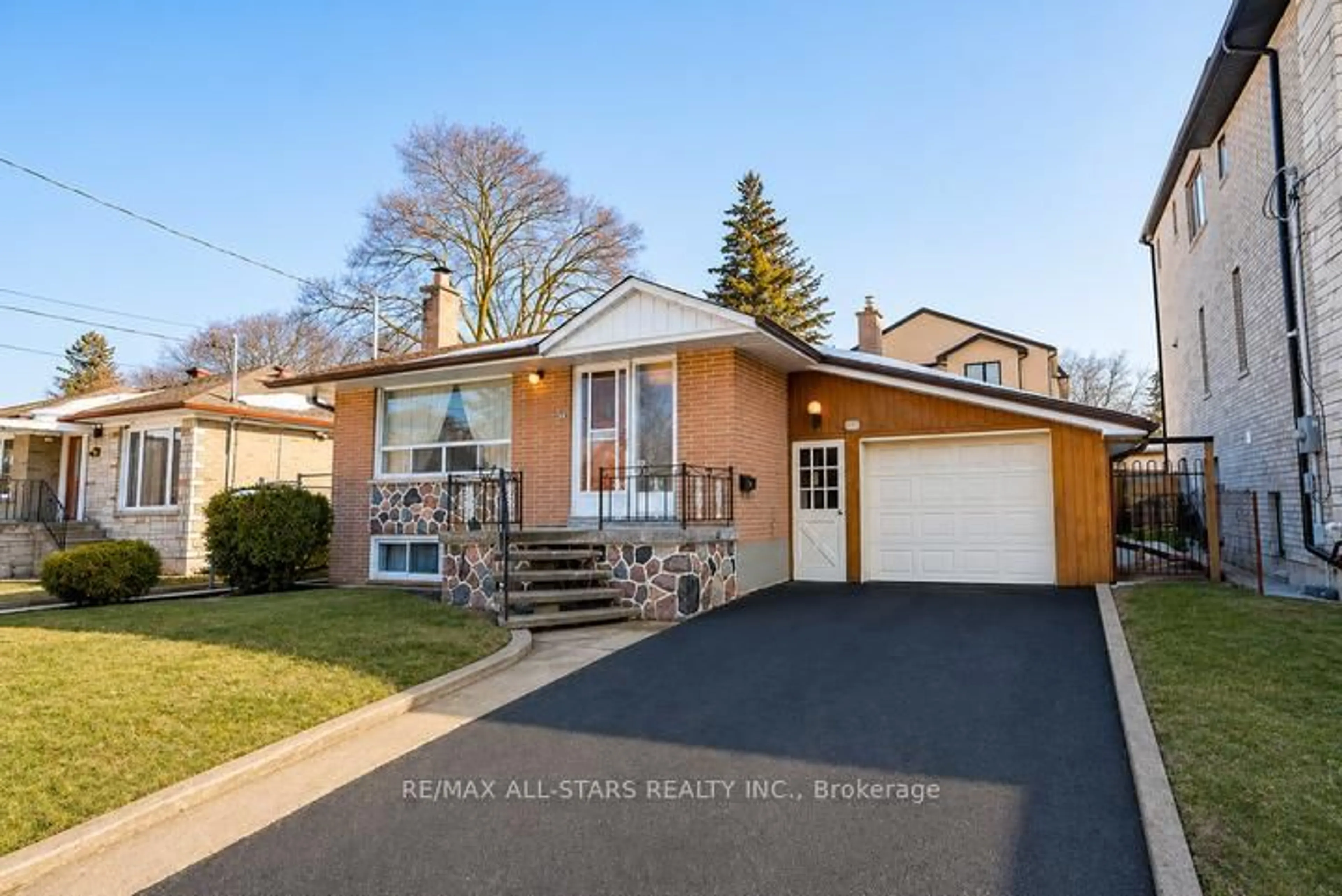 Home with vinyl exterior material, street for 394 Osiris Dr, Richmond Hill Ontario L4C 2P9