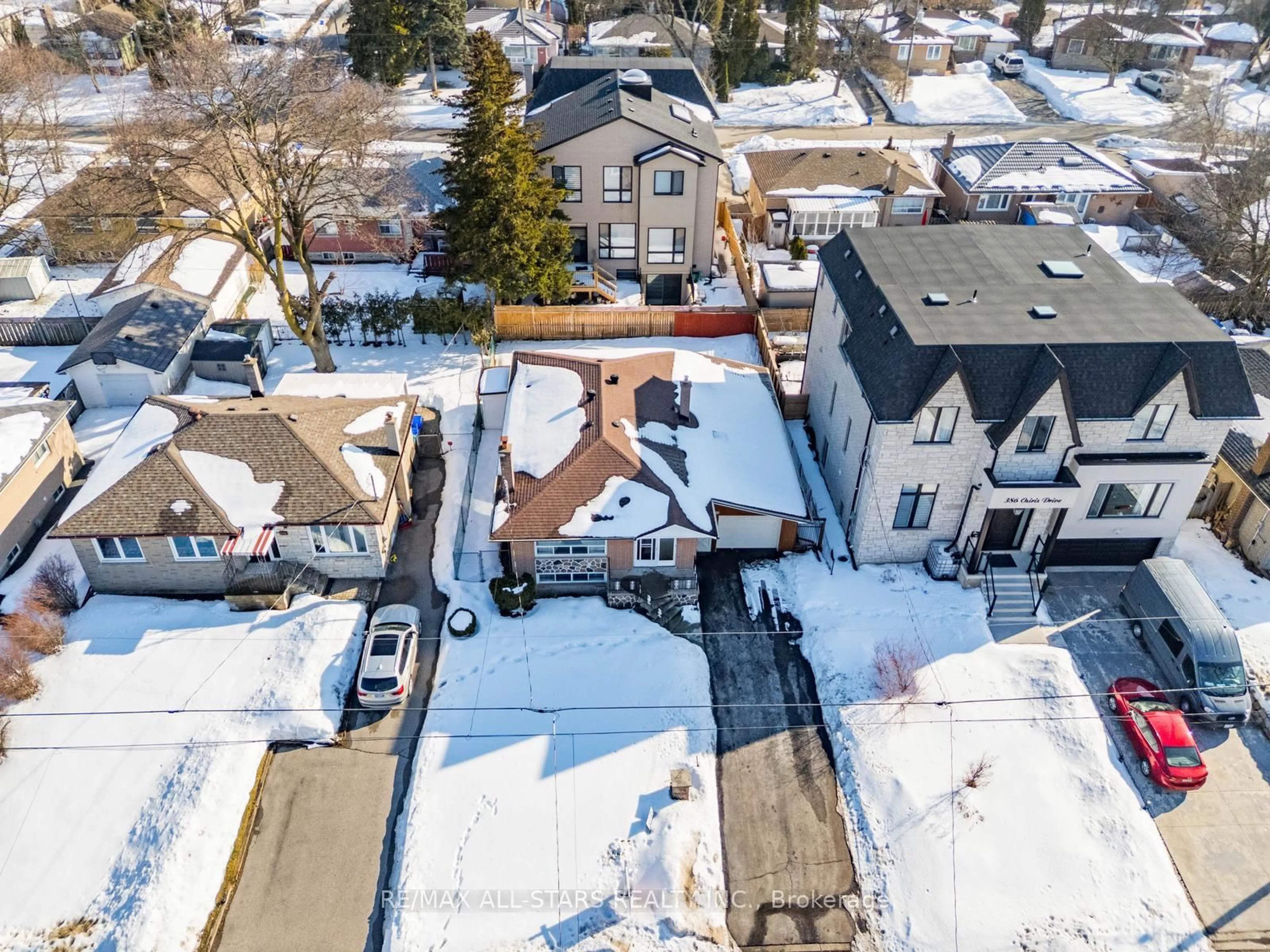 A pic from outside/outdoor area/front of a property/back of a property/a pic from drone, street for 394 Osiris Dr, Richmond Hill Ontario L4C 2P9