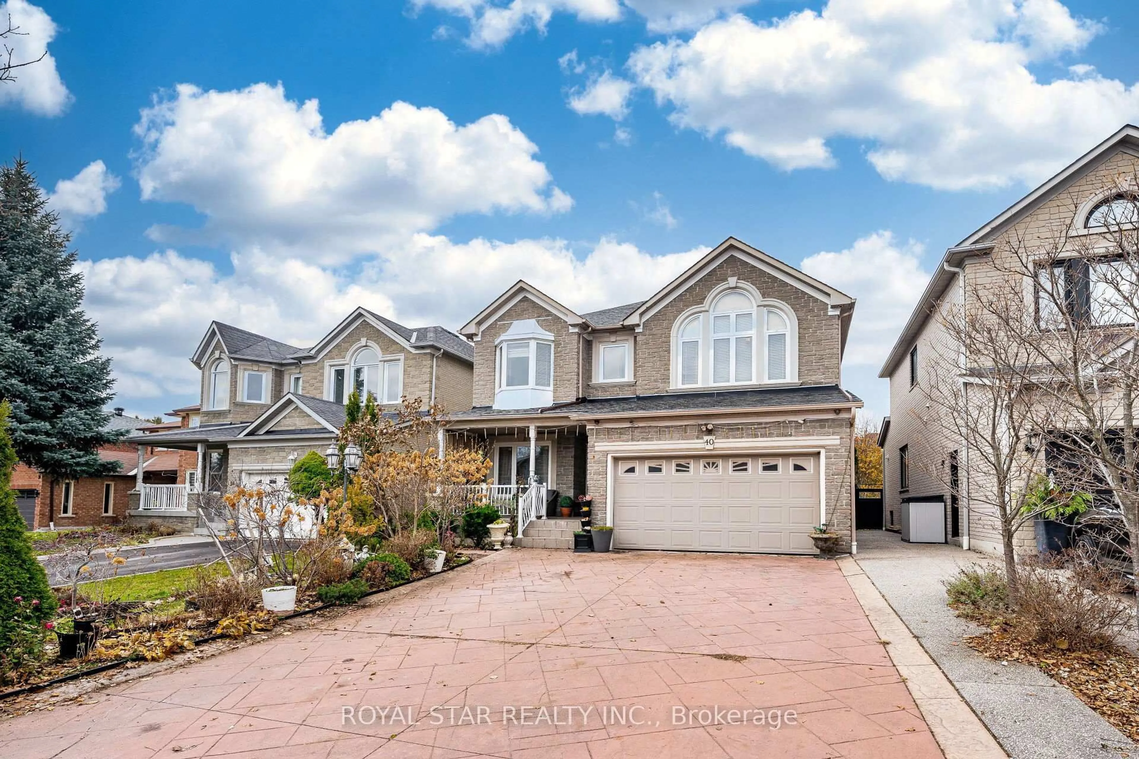 Home with vinyl exterior material, street for 40 Oakdale Rd, Vaughan Ontario L6A 1J1