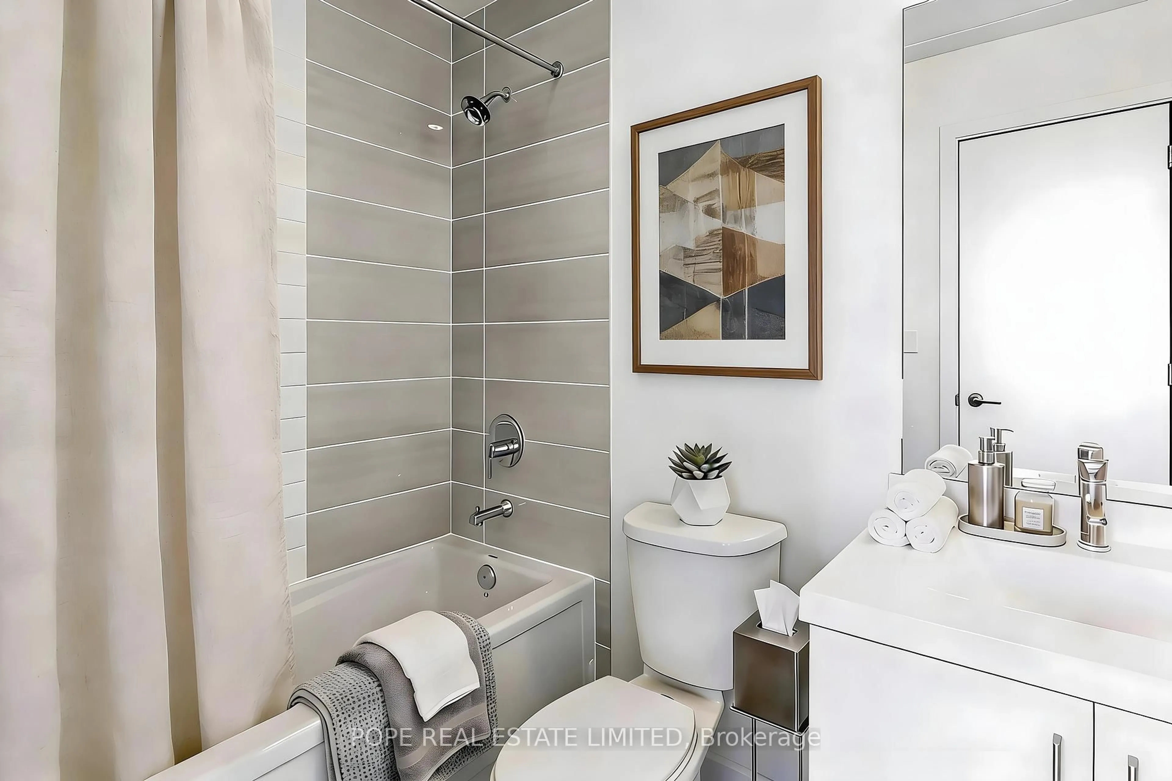 Standard bathroom, ceramic/tile floor for 540 Bur Oak Ave #520, Markham Ontario L6C 0Y2