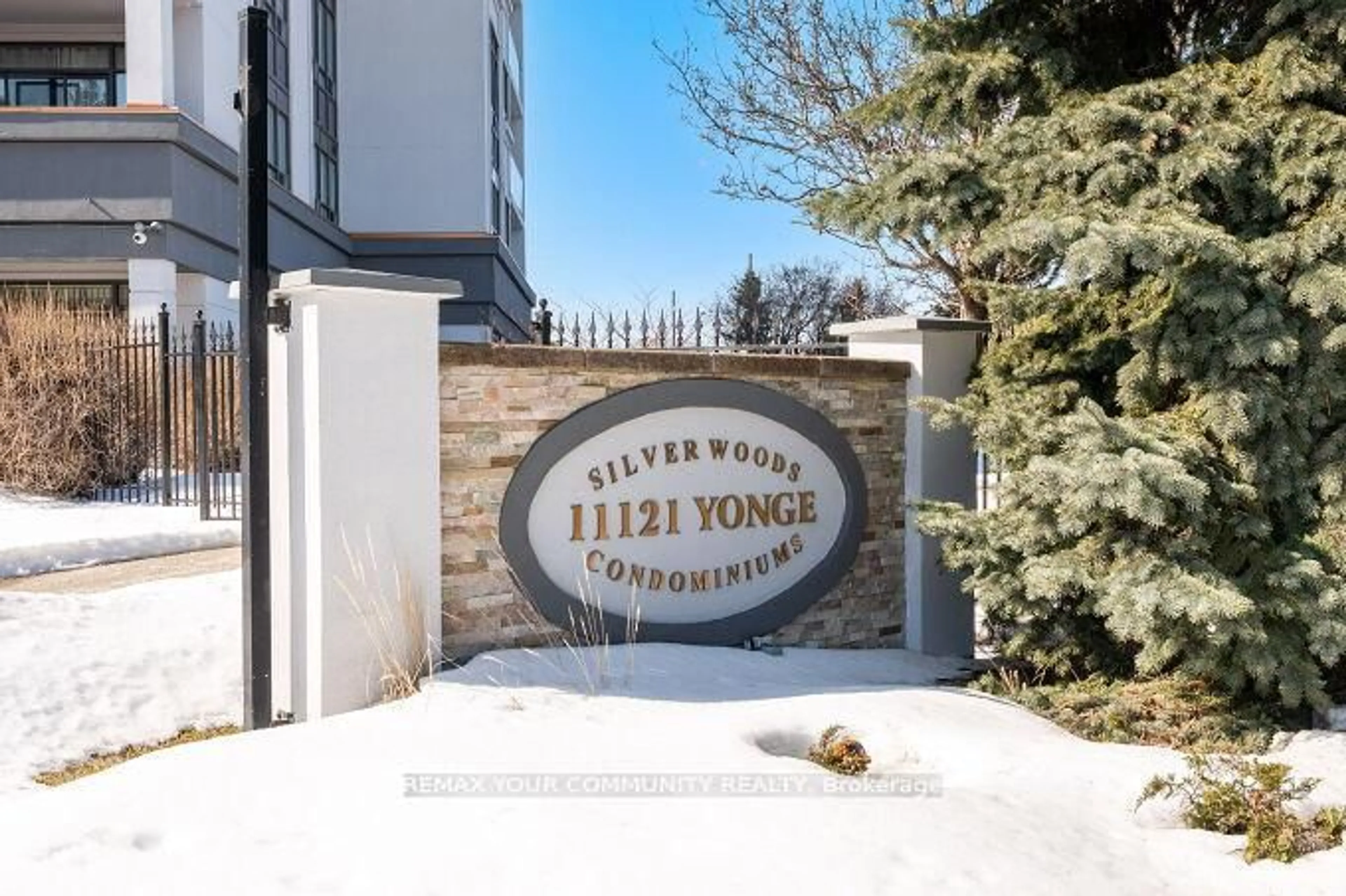 Indoor foyer for 11121 Yonge St #519, Richmond Hill Ontario L4C 0S7