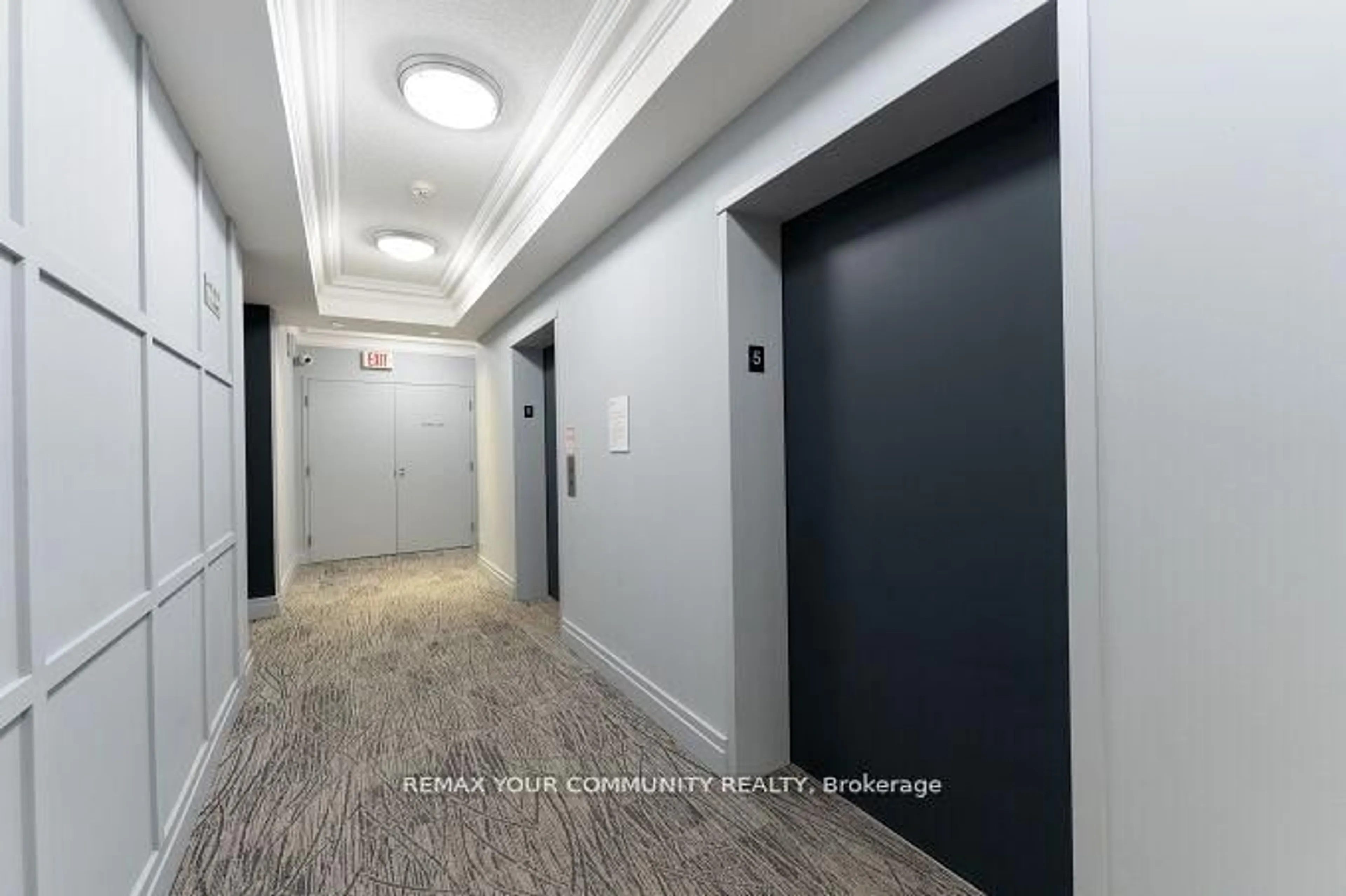 Indoor foyer for 11121 Yonge St #519, Richmond Hill Ontario L4C 0S7